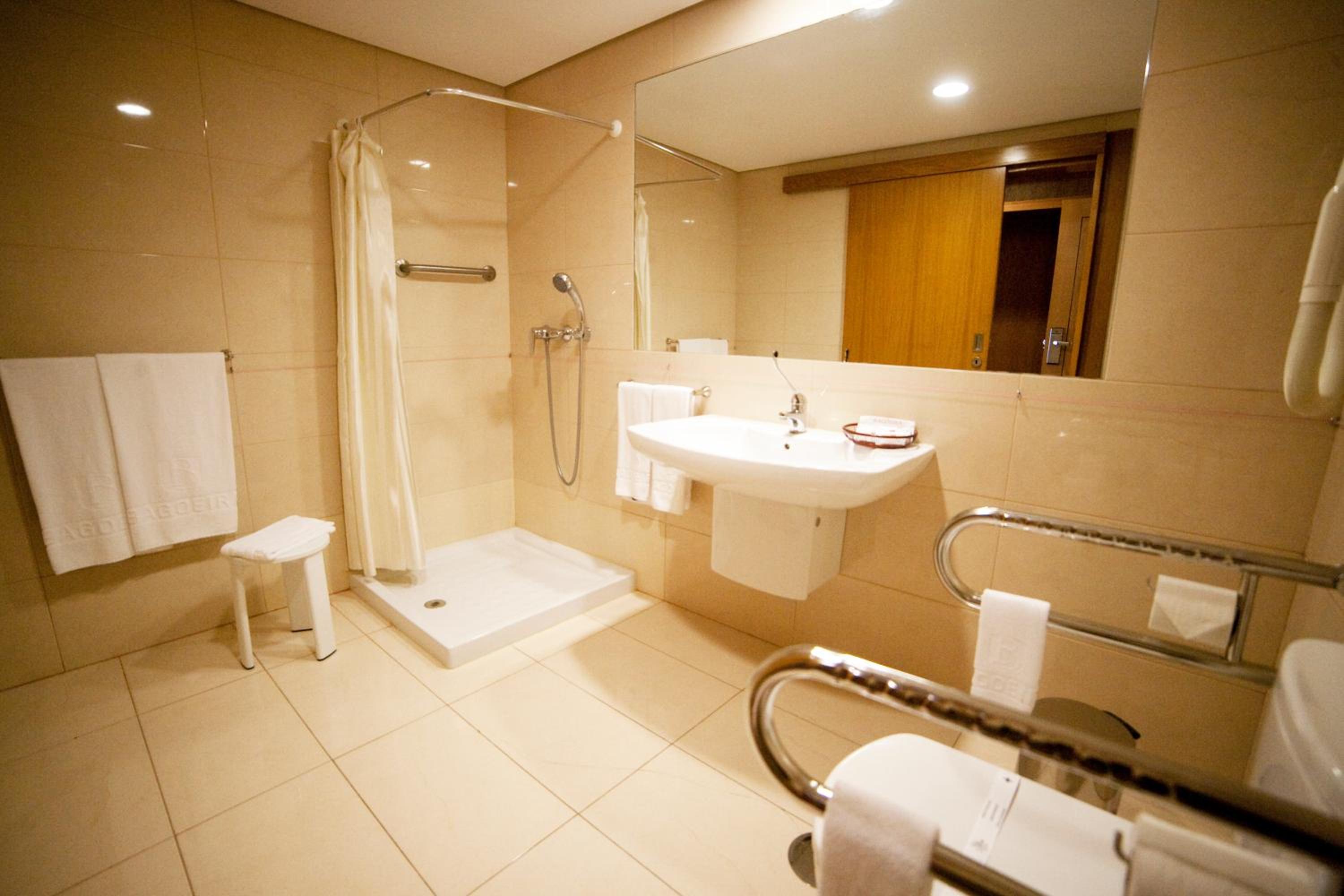 Twin Room - Disability Access - Photo 4