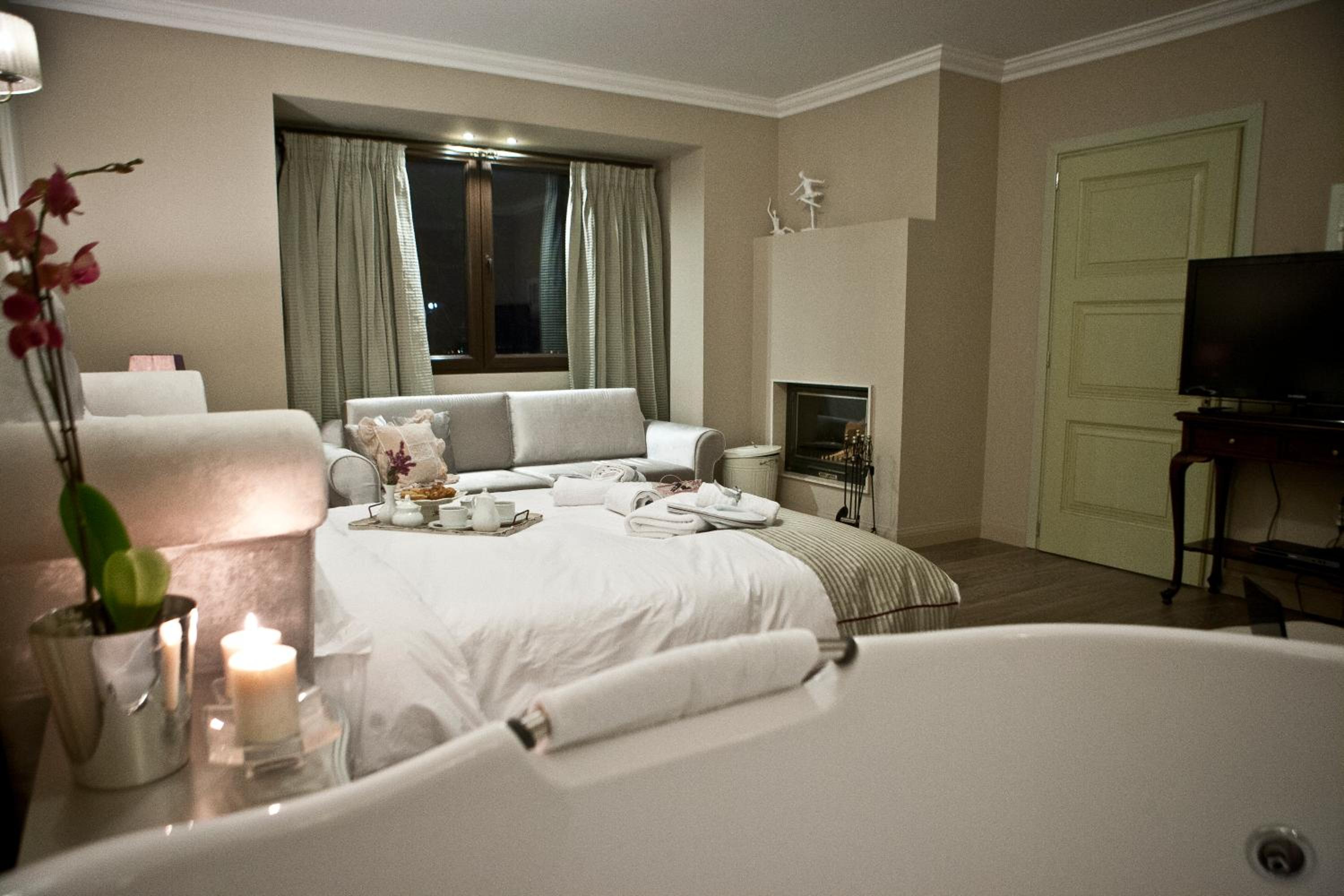One-Bedroom Suite - Photo 6