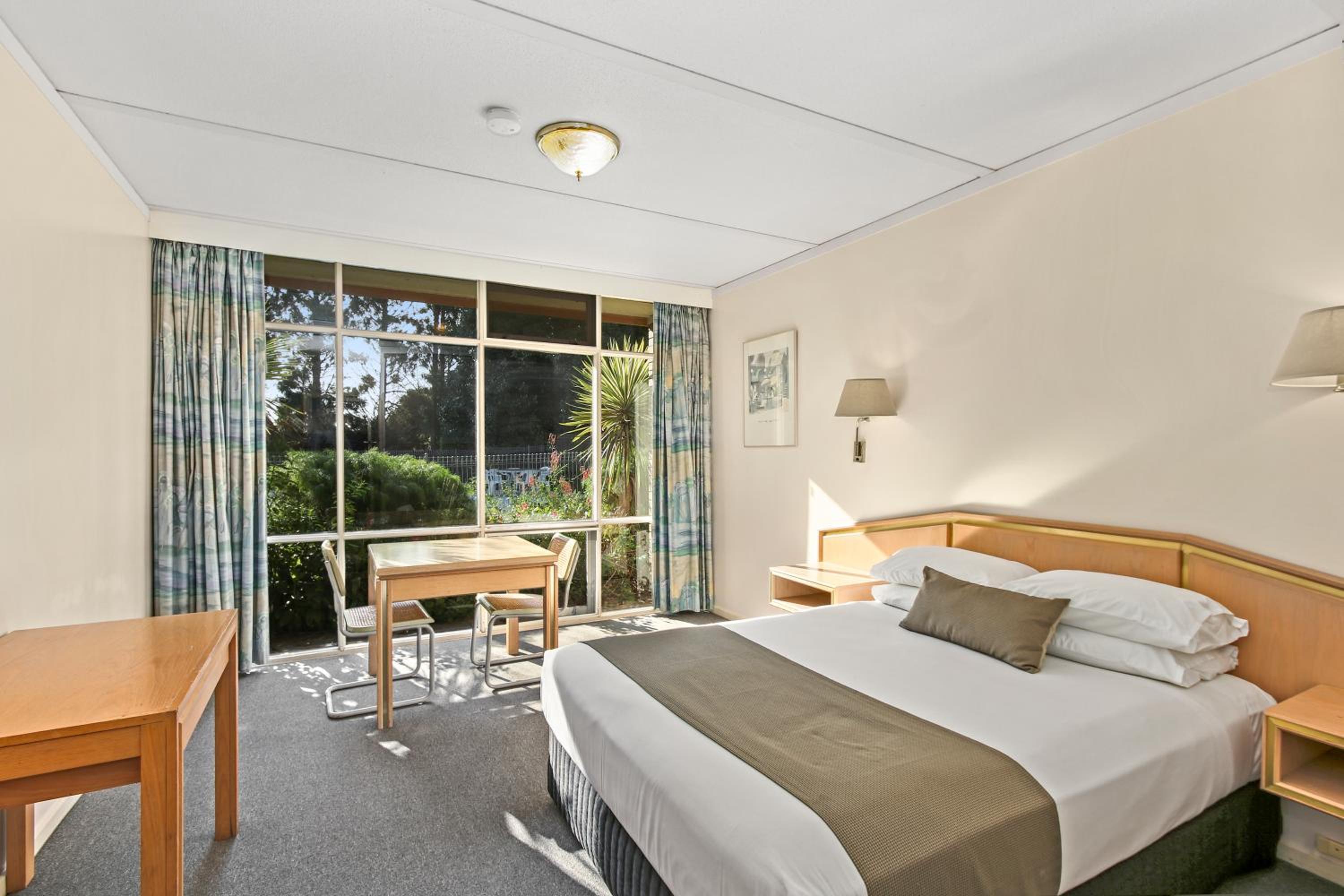 Deluxe Queen Room with Pool View - Non-Smoking - Photo 5