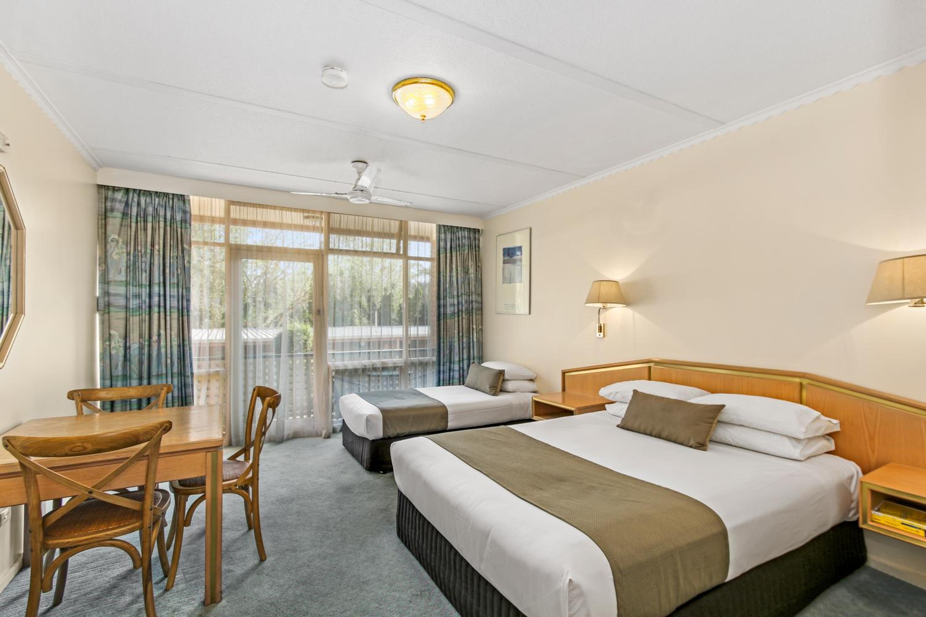 Deluxe Queen Room with Balcony - Non-Smoking - Photo 2