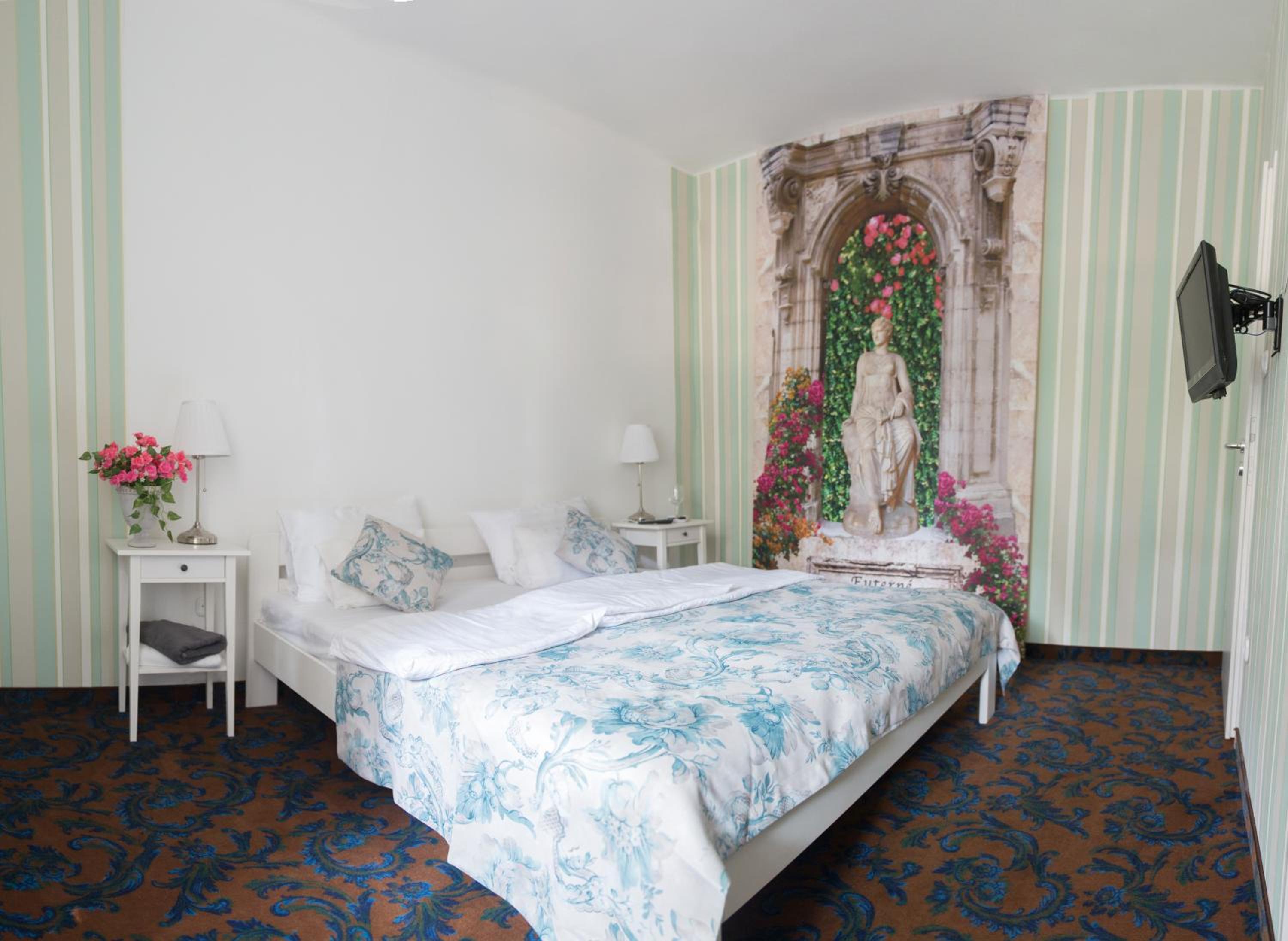Standard Queen Room - Photo 9