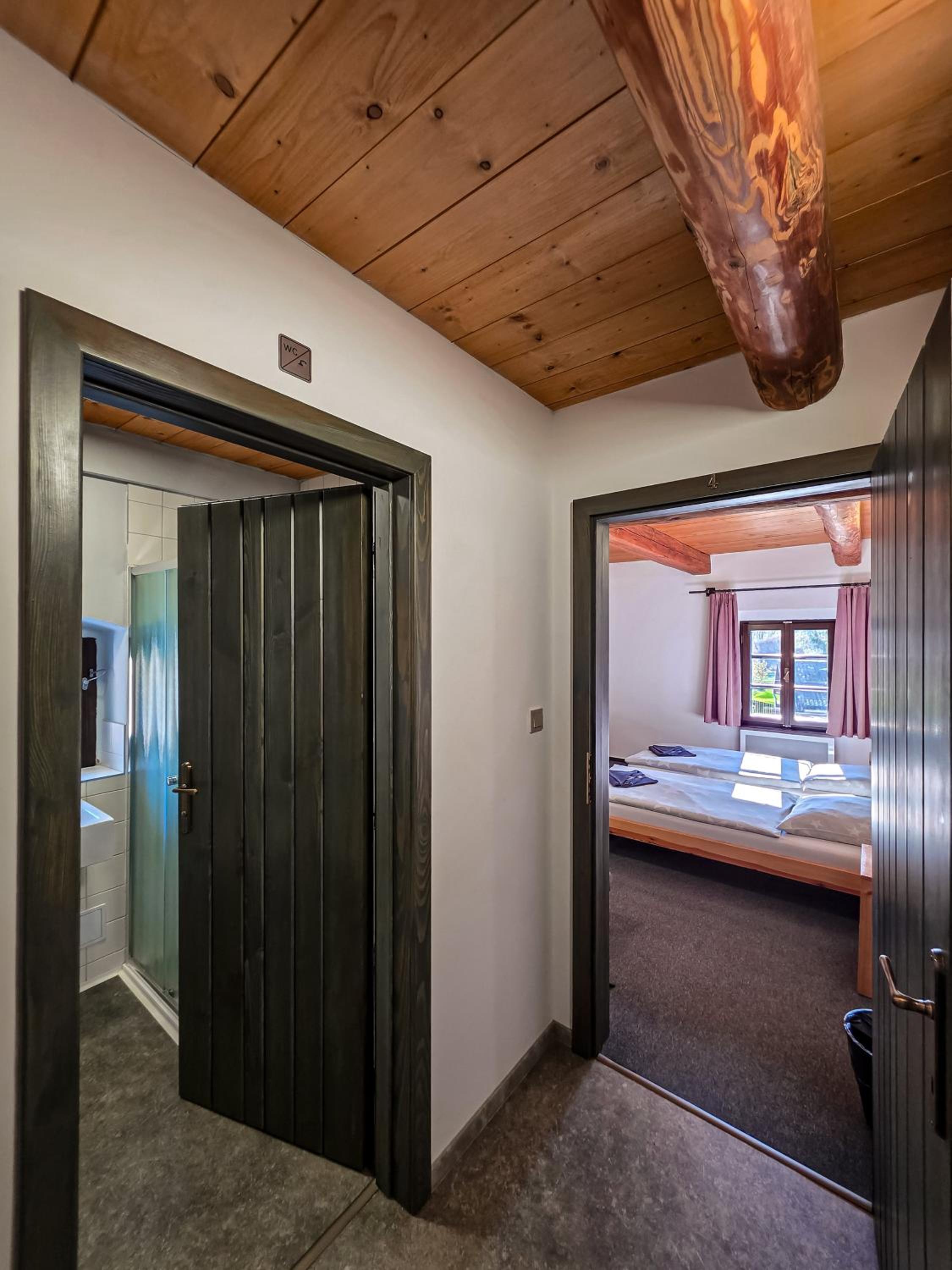 Twin Room with Private Bathroom photo 3