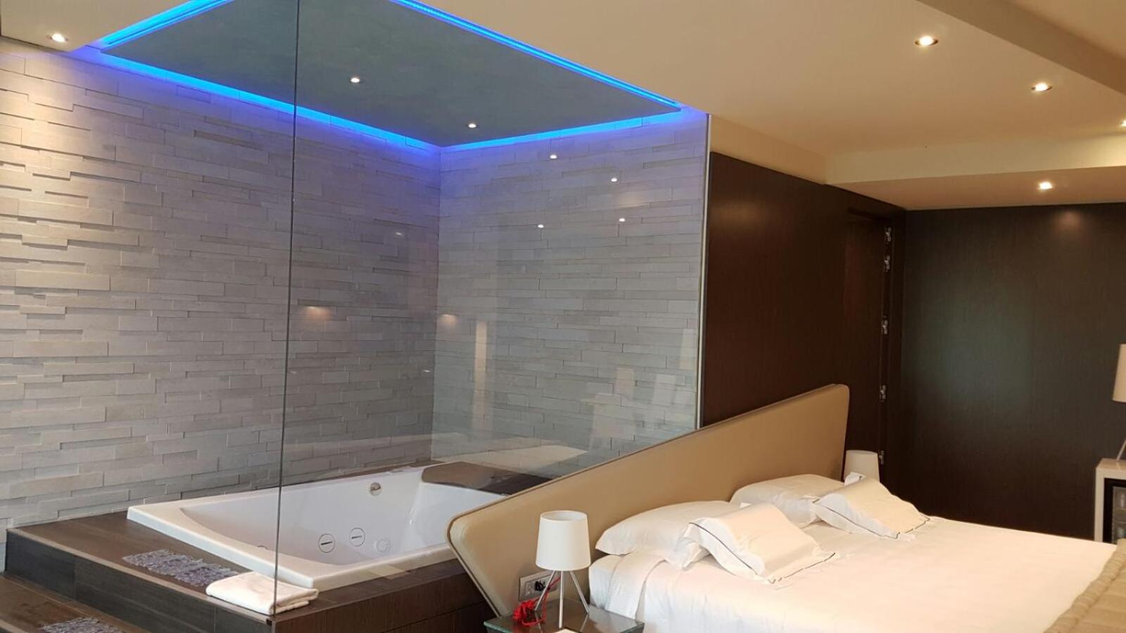 Suite with Hot Tub - Photo 1