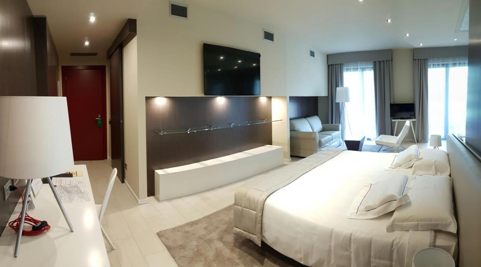 Suite with Hot Tub - Photo 8