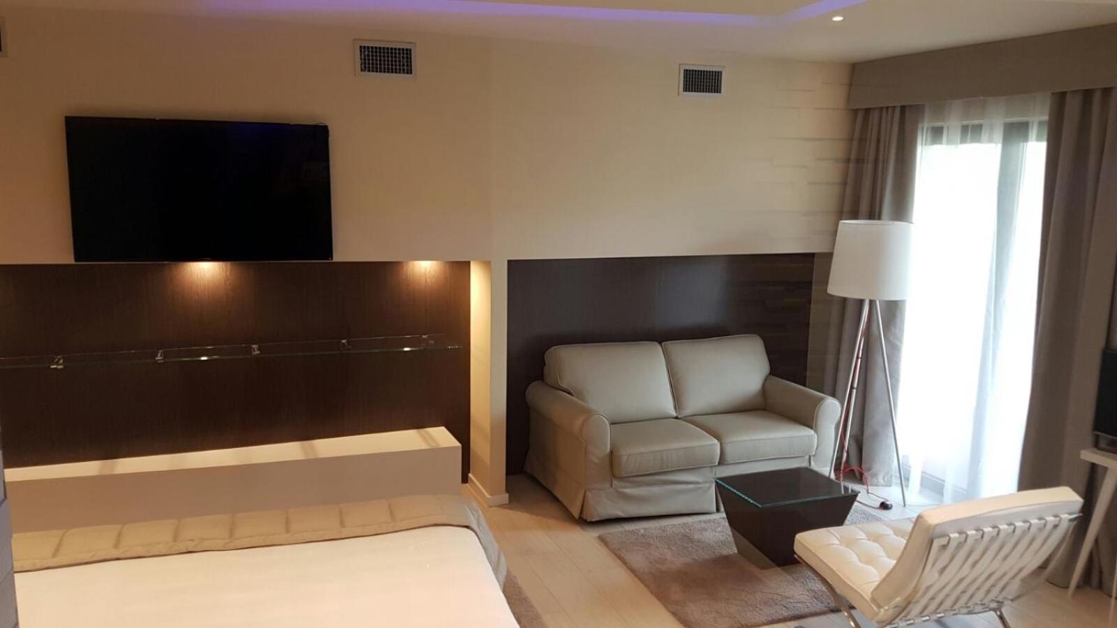 Suite with Hot Tub - Photo 13
