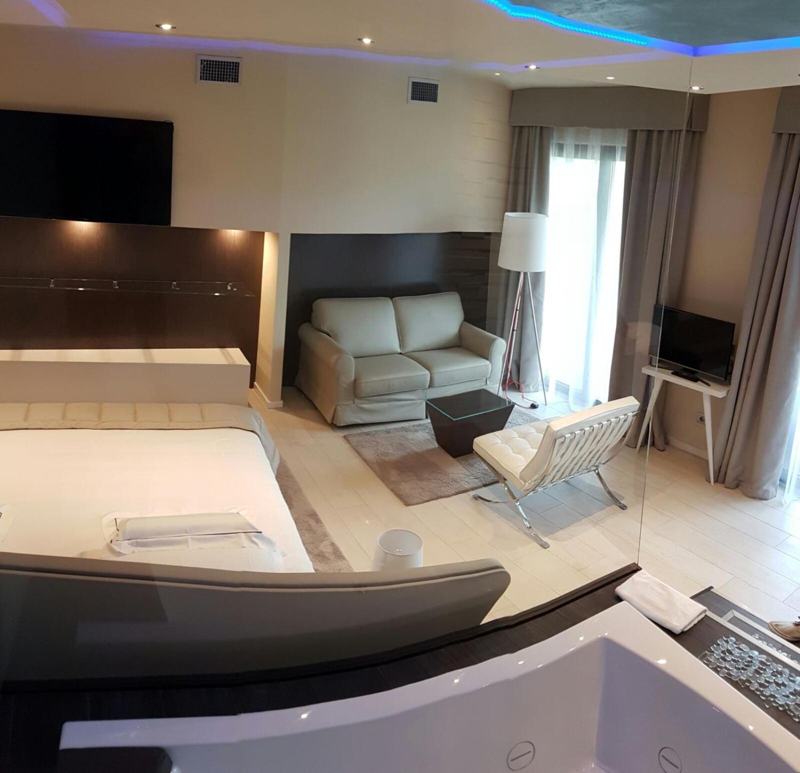 Suite with Hot Tub - Photo 12