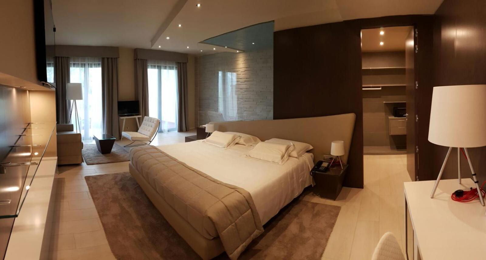 Suite with Hot Tub - Photo 9