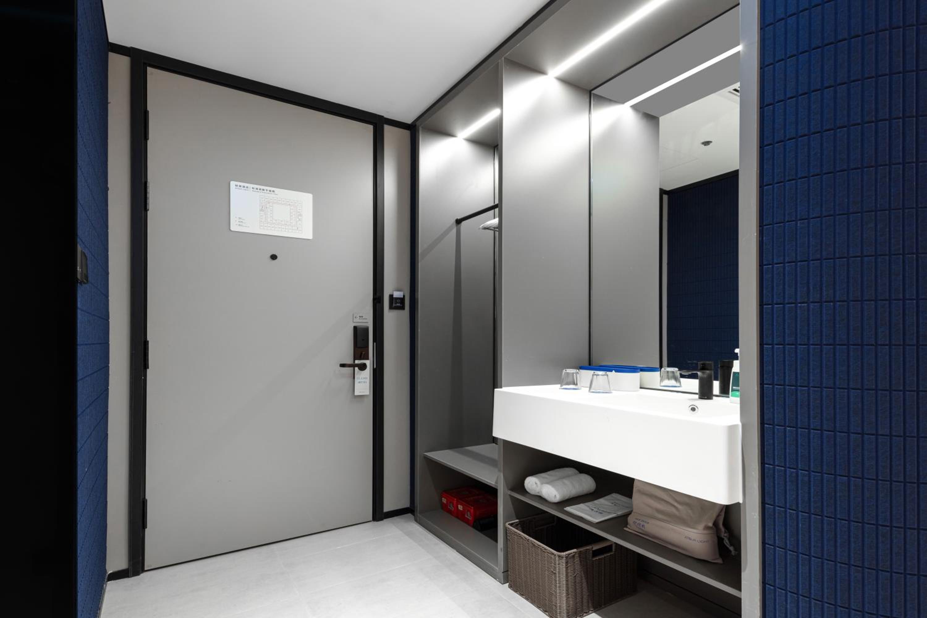 Standard Twin Room with Lake View photo 1