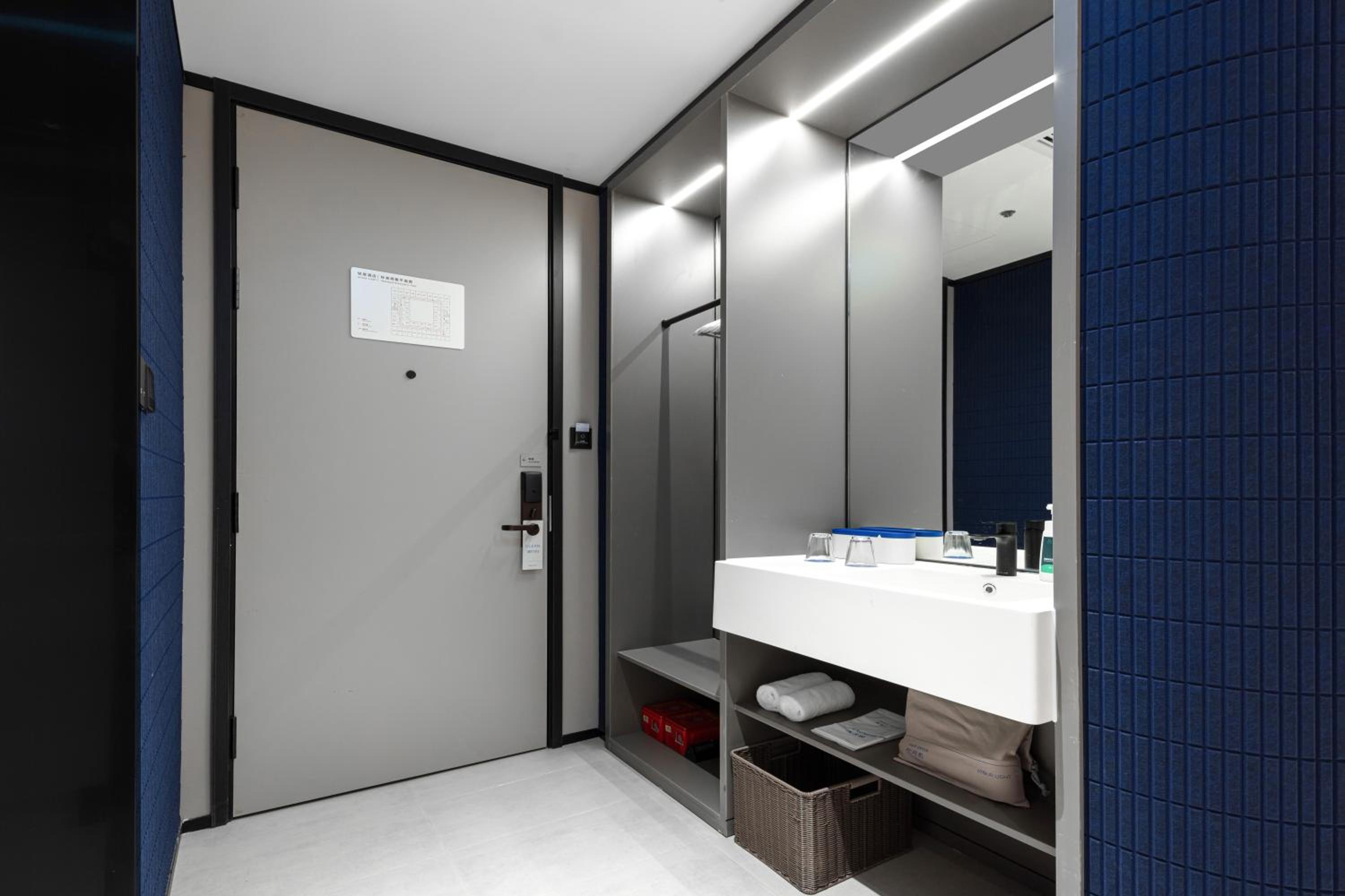 Superior Twin Room with Lake View photo 3