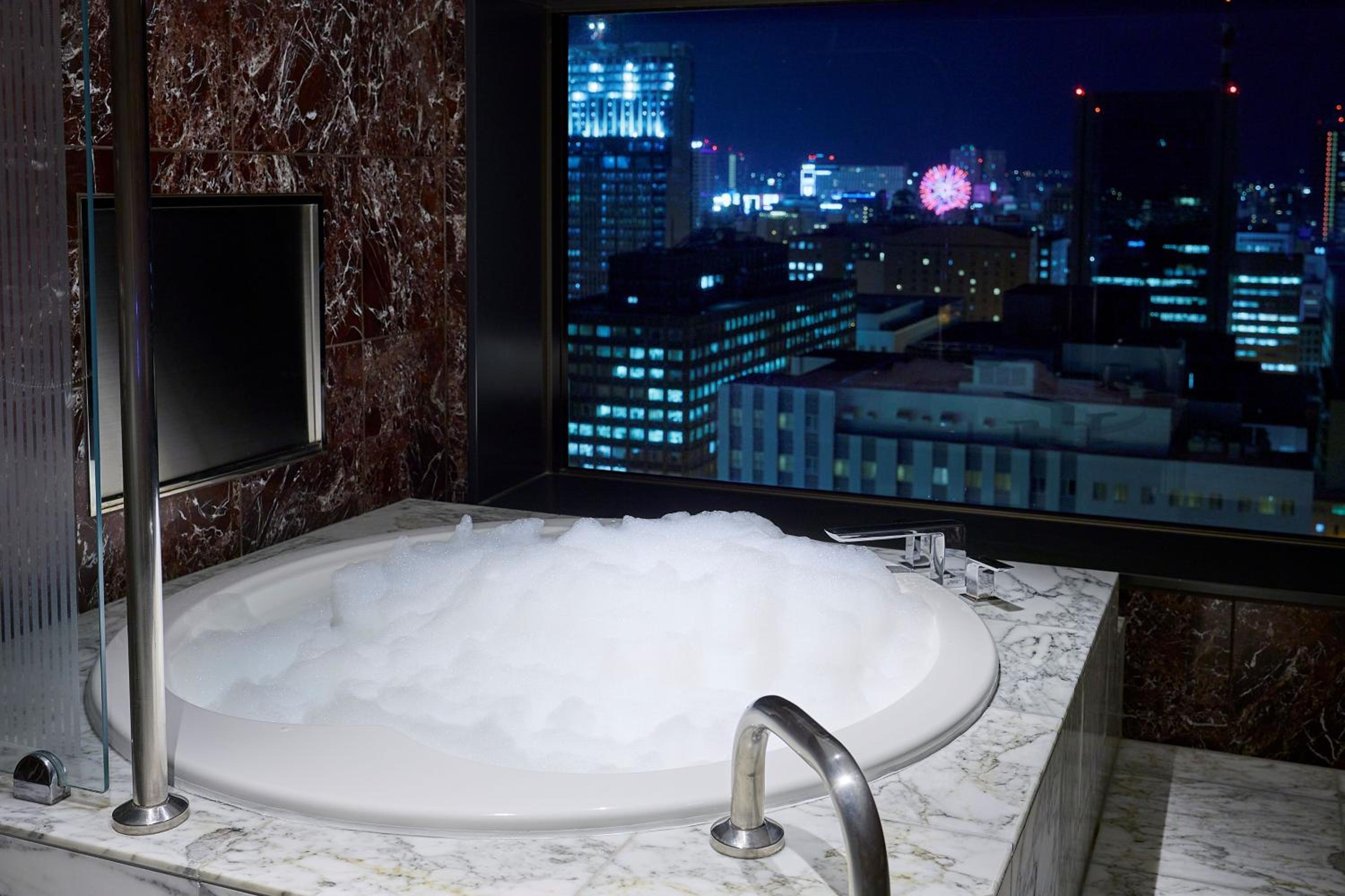 King Suite with View Bath - Non-Smoking