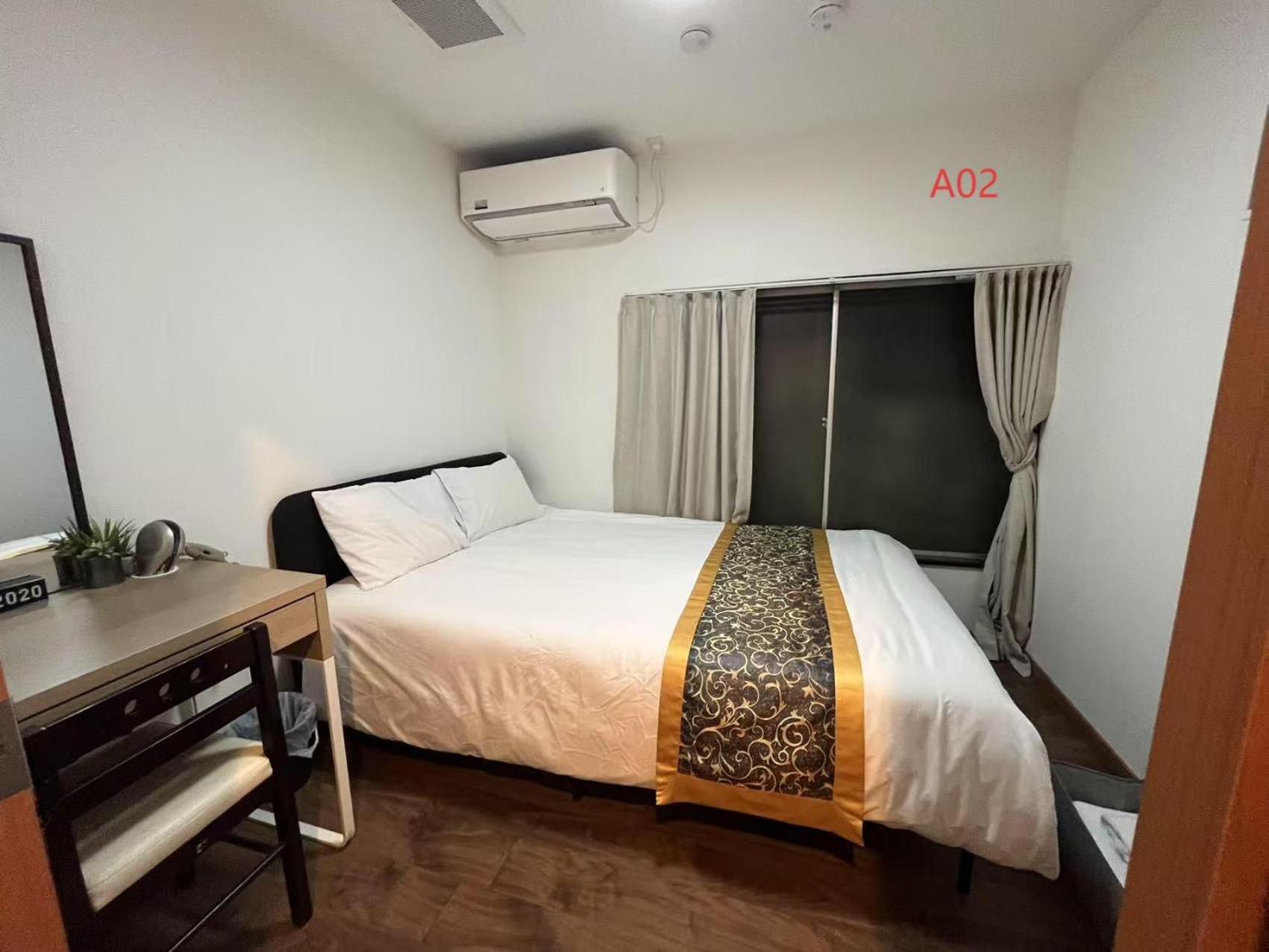 Queen Room with Shared Bathroom photo 1