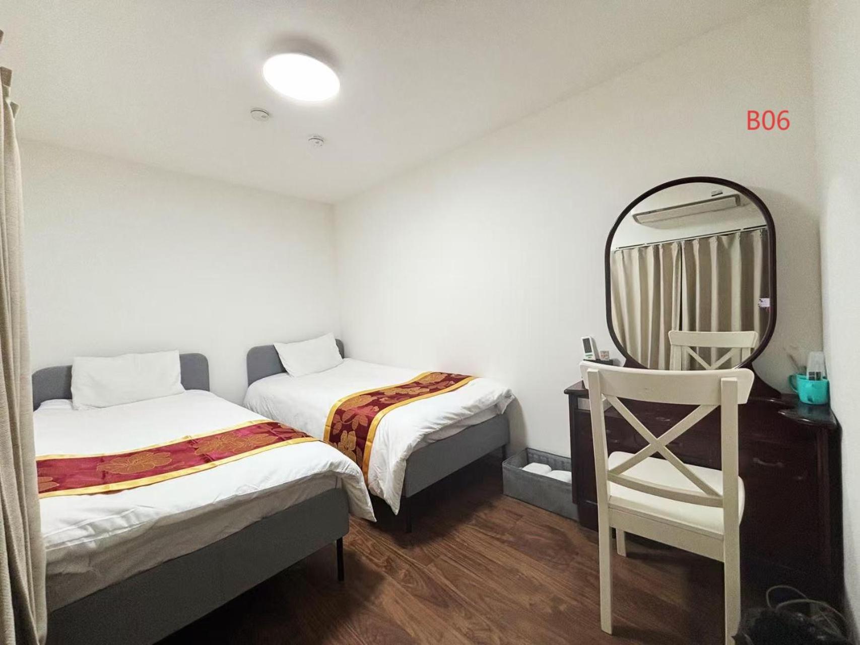 Standard Twin Room with Shared Bathroom photo 2
