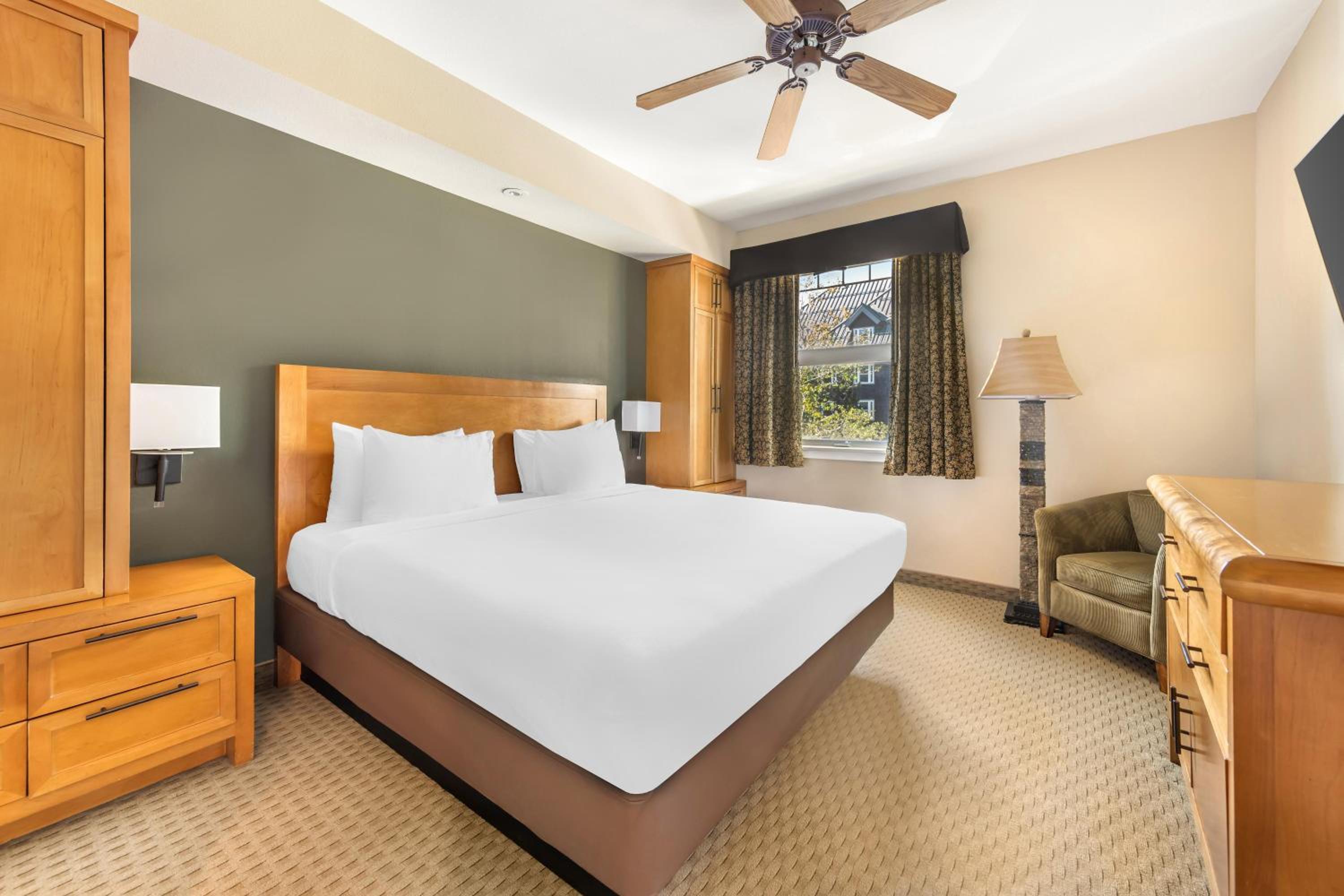 1 BEDROOM 1 KING DELUXE SUITE WITH SOFABED