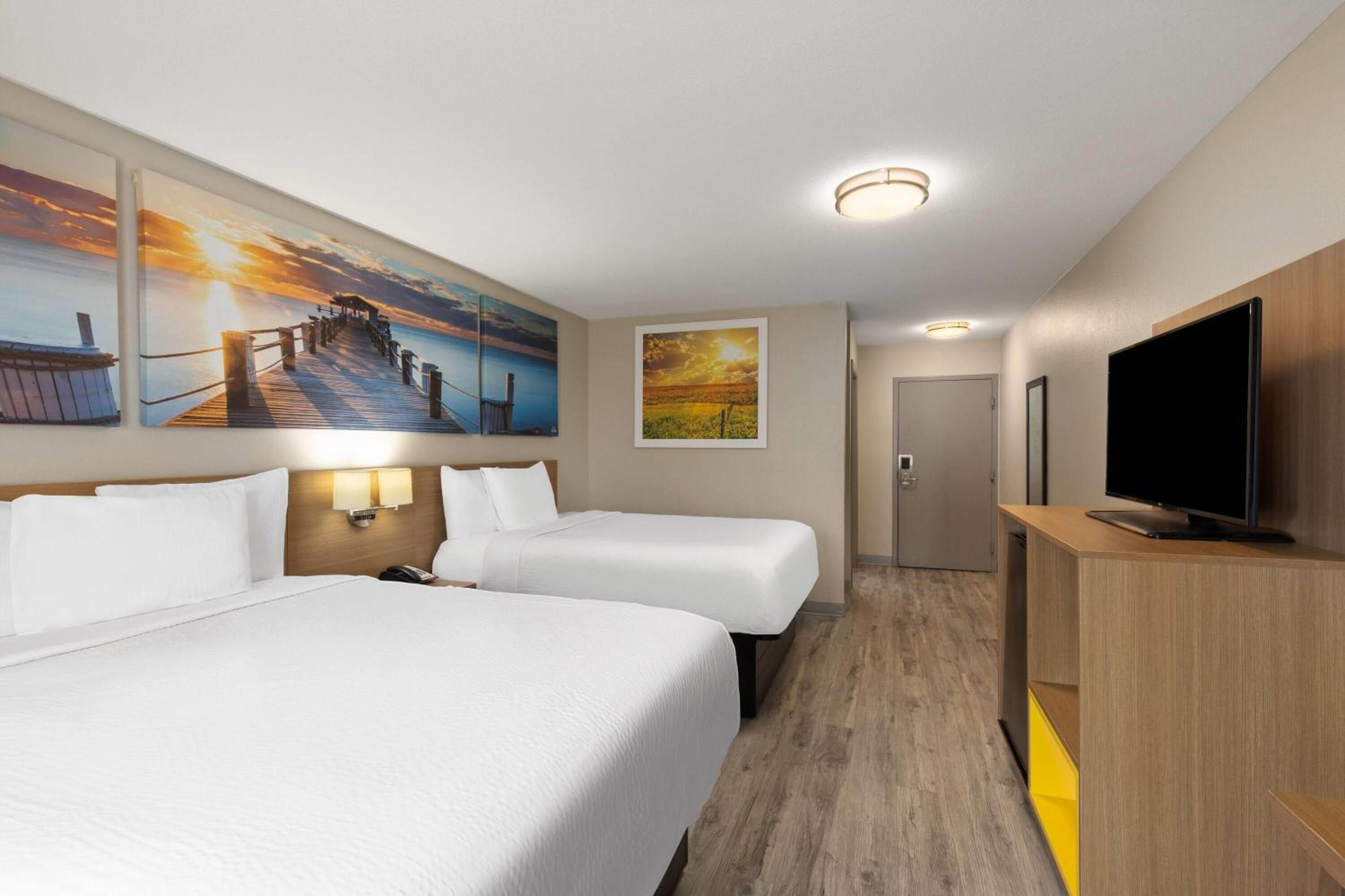 Queen Room with Two Queen Beds - Mobility Access/Non-Smoking - Photo 3