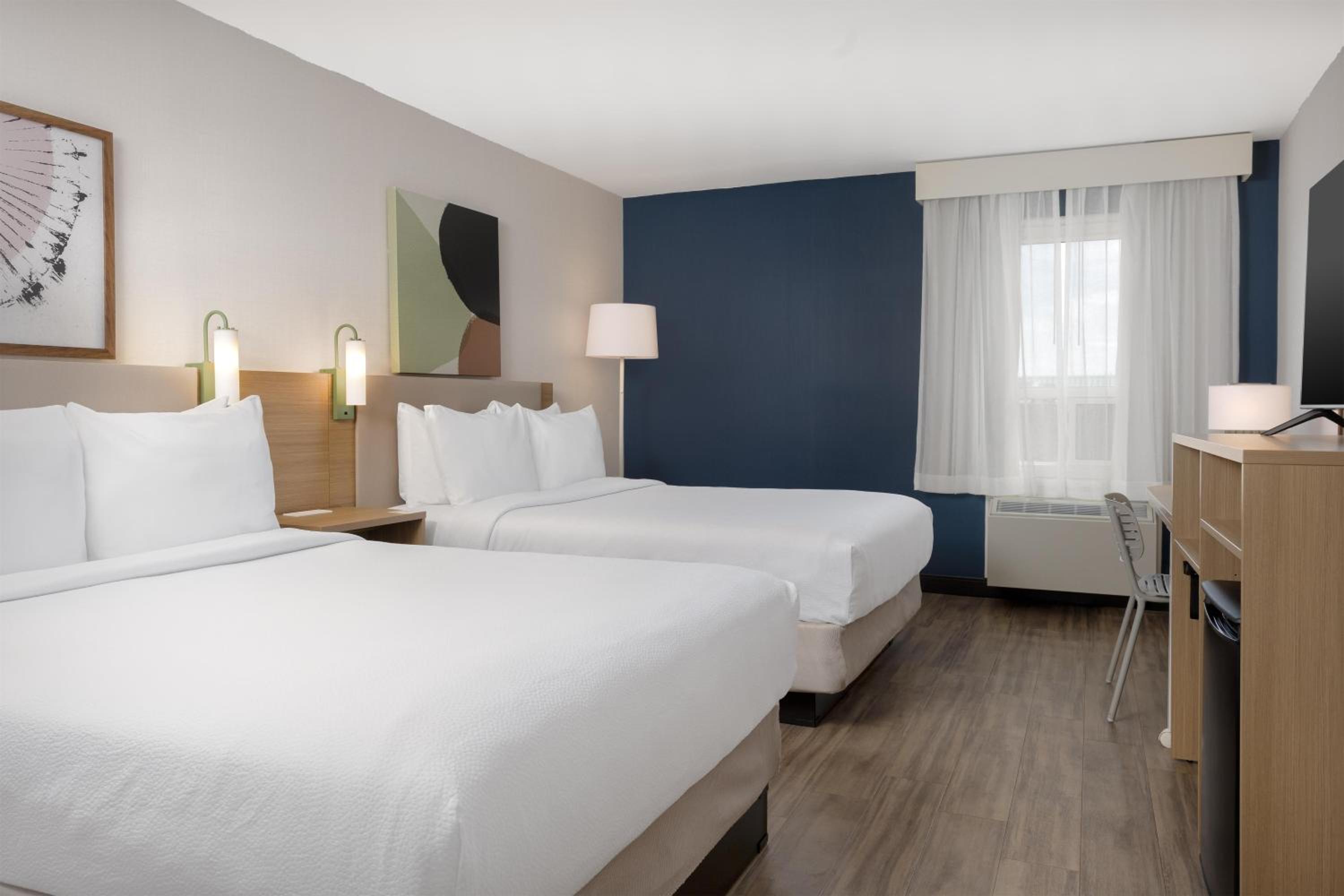 Queen Room with Two Queen Beds photo 1