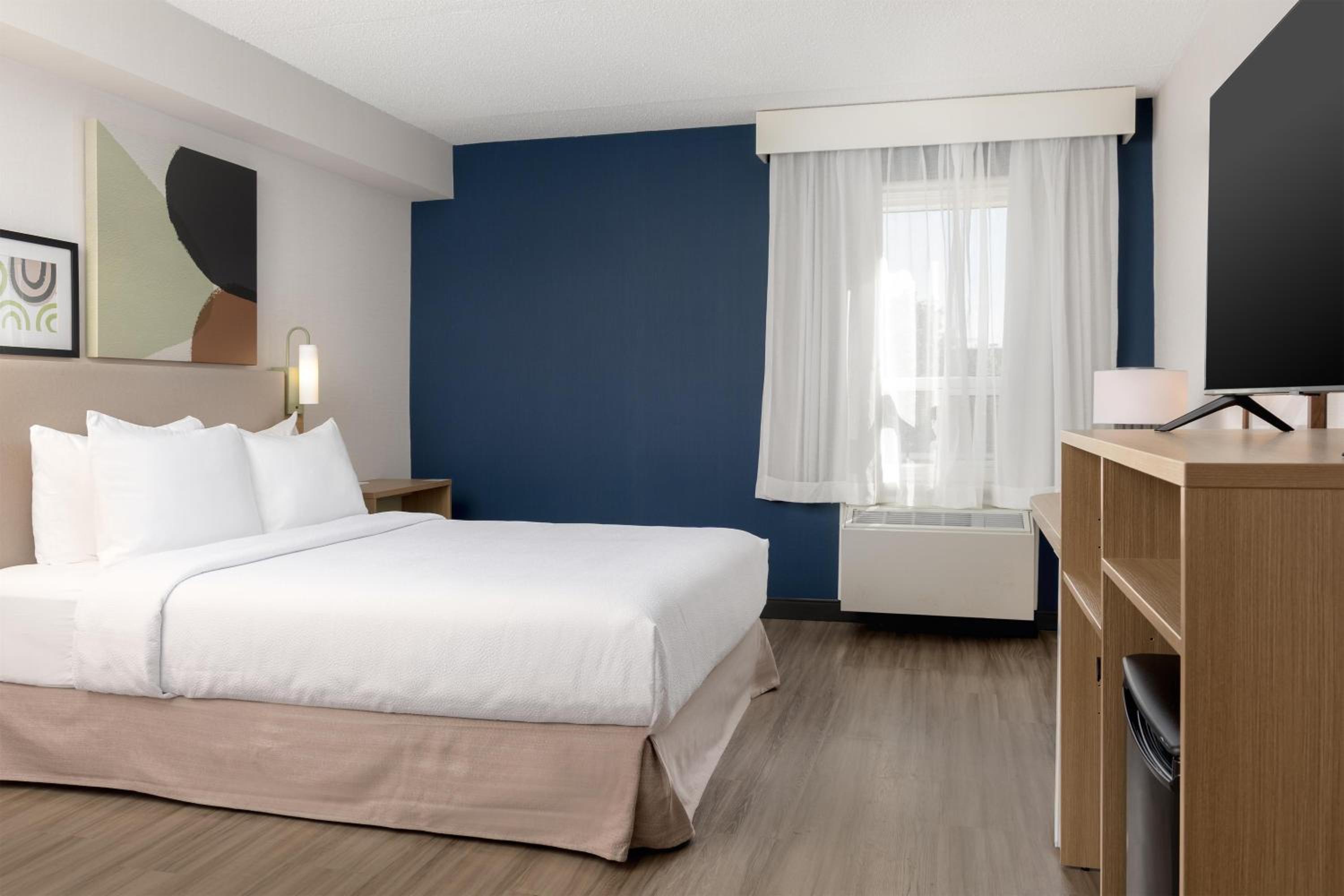 Queen Room with Roll-in Shower - Mobility Accessible photo 3