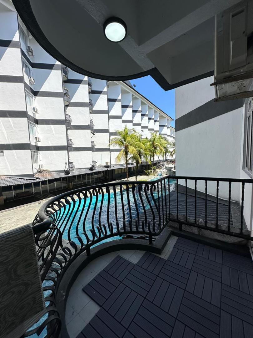 Apartment with Pool View