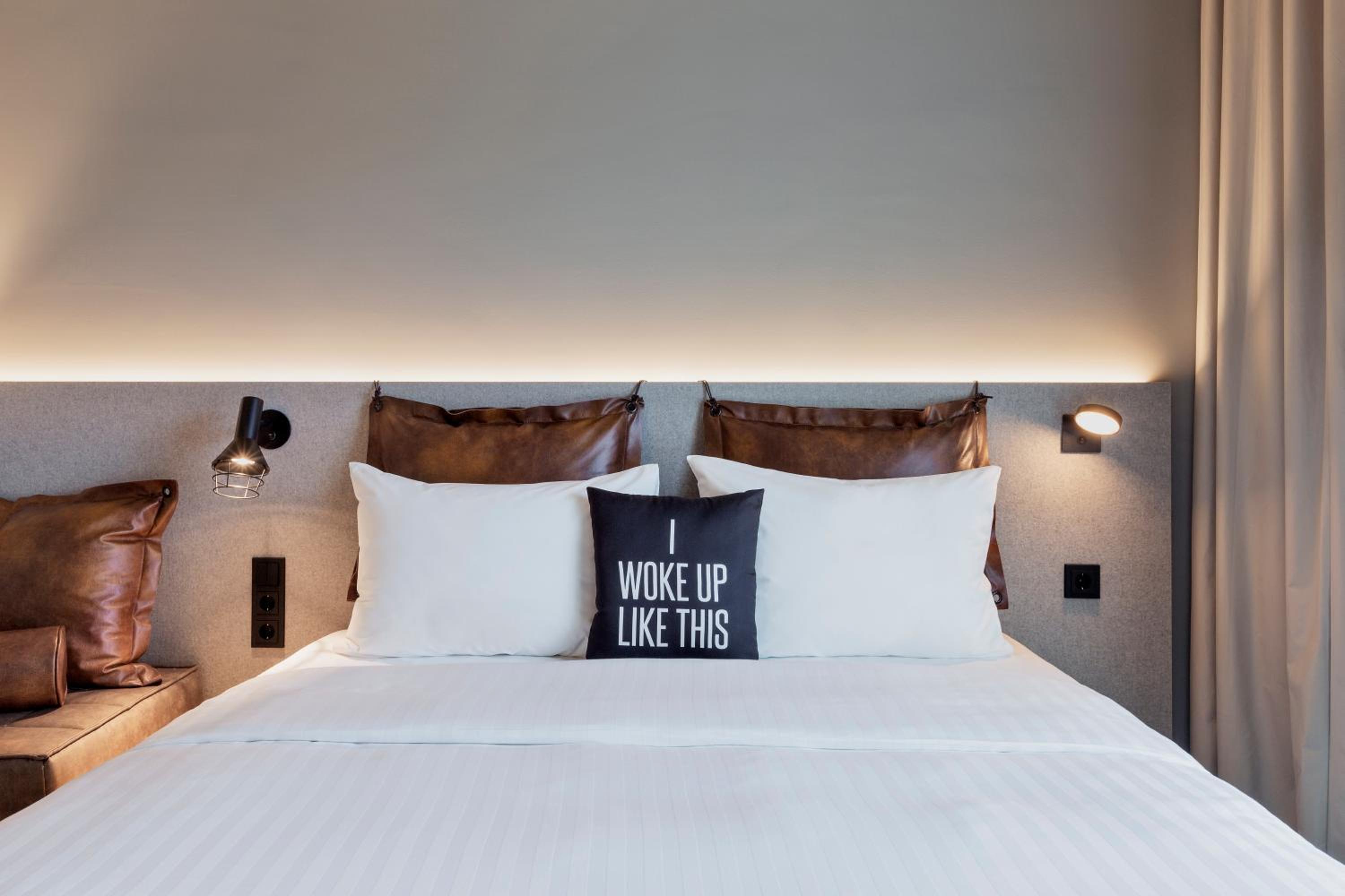 Moxy Queen Room photo 1