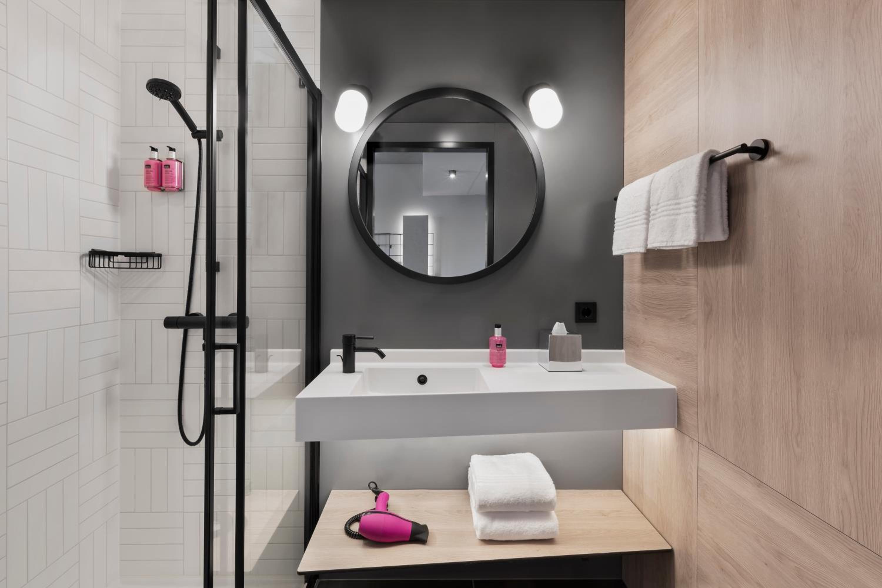 Moxy Queen Room photo 2