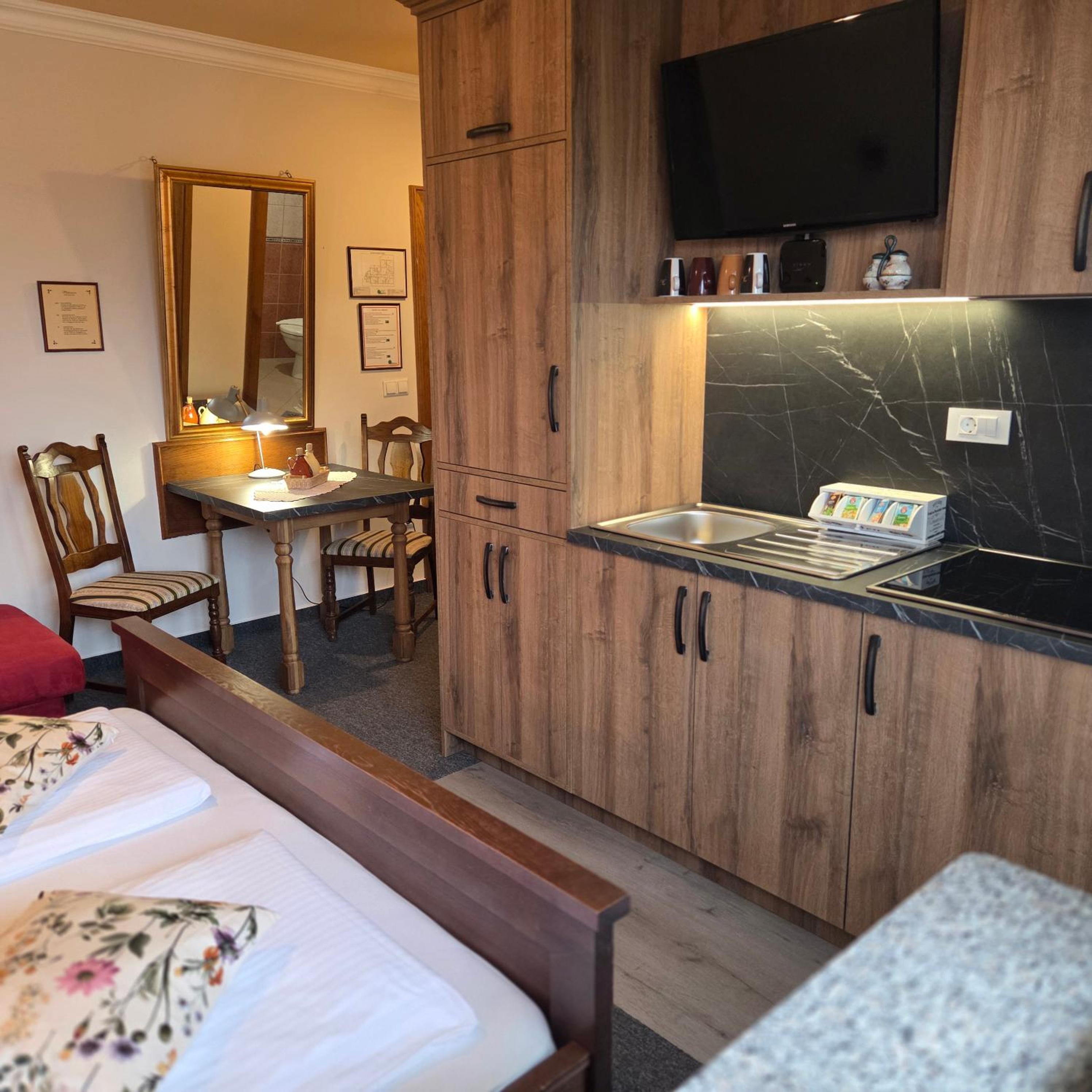 Studio Apartment with King Bed photo 3