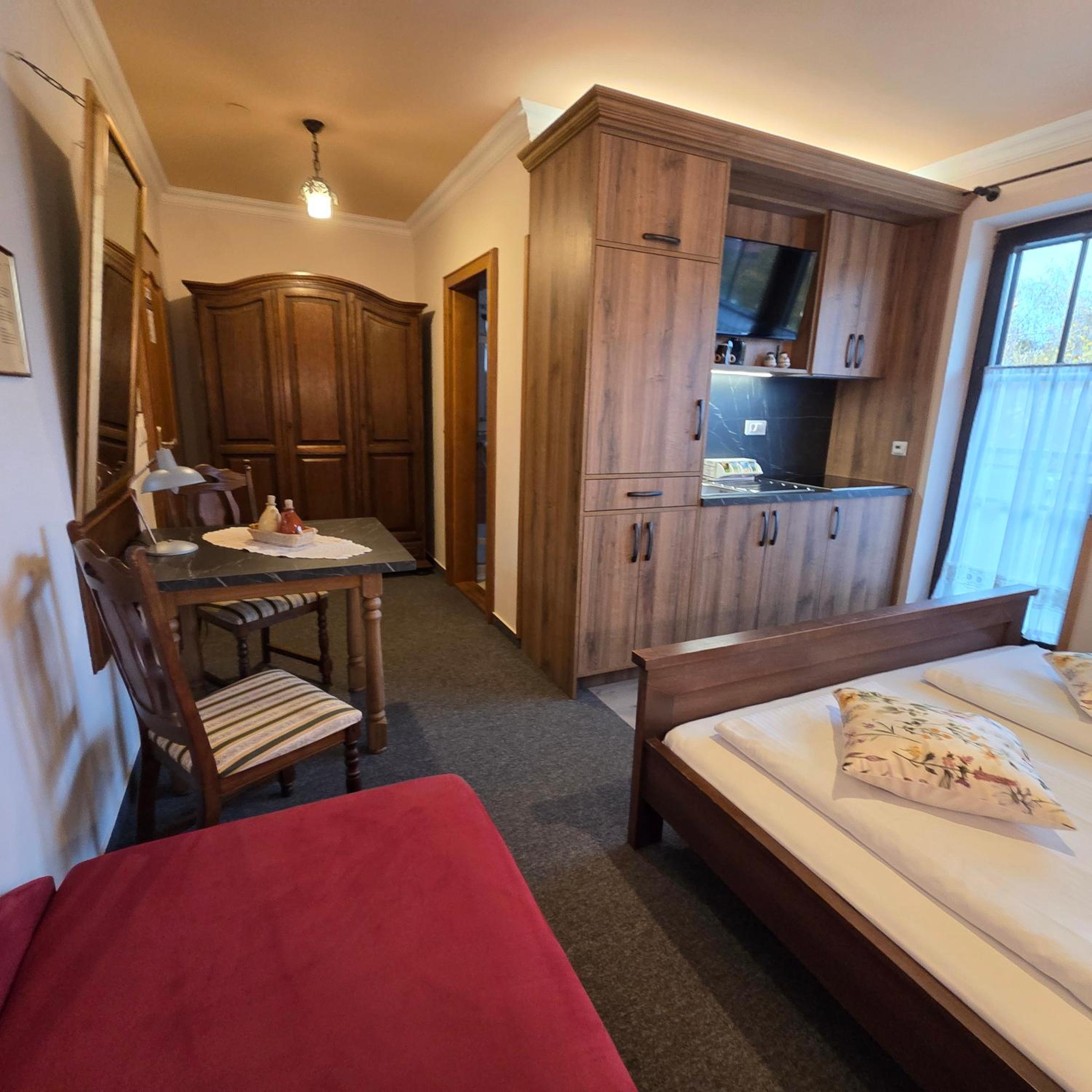 Studio Apartment with Balcony photo 3