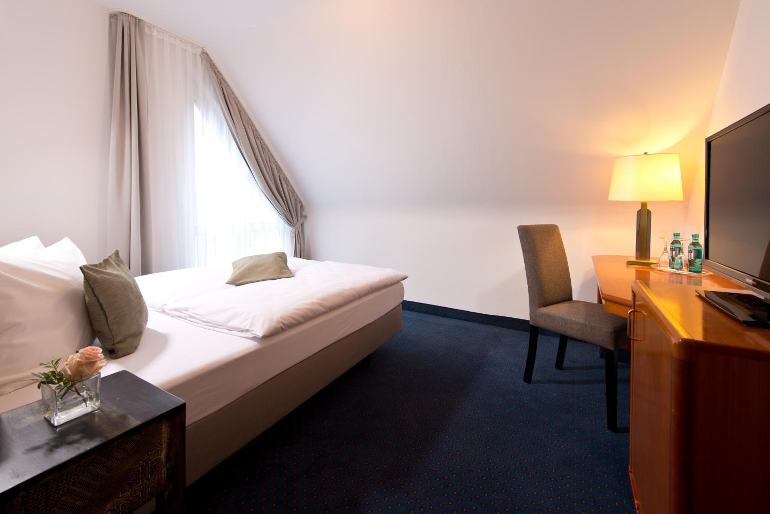 Economy Twin Room - Photo 3