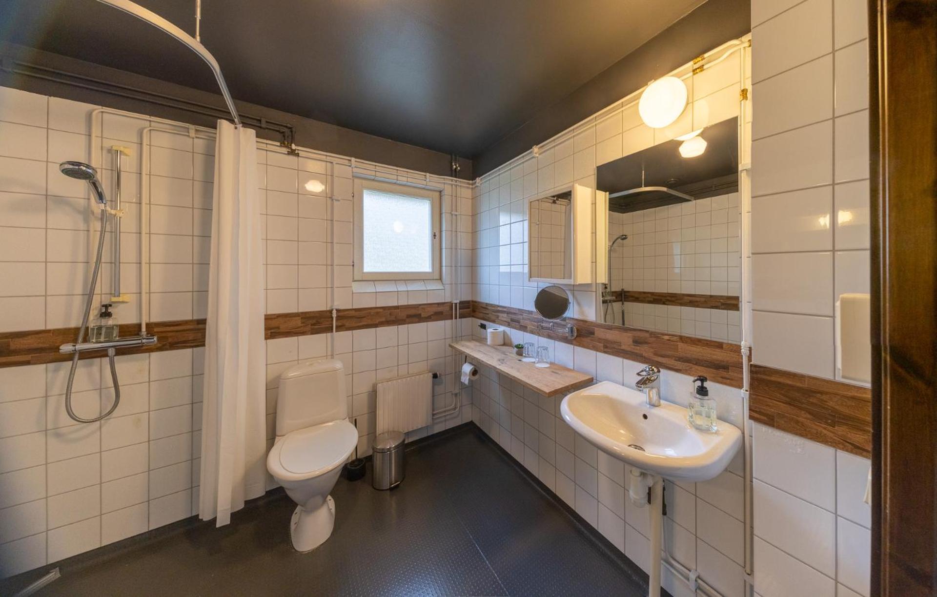 Family Room with Shower photo 2