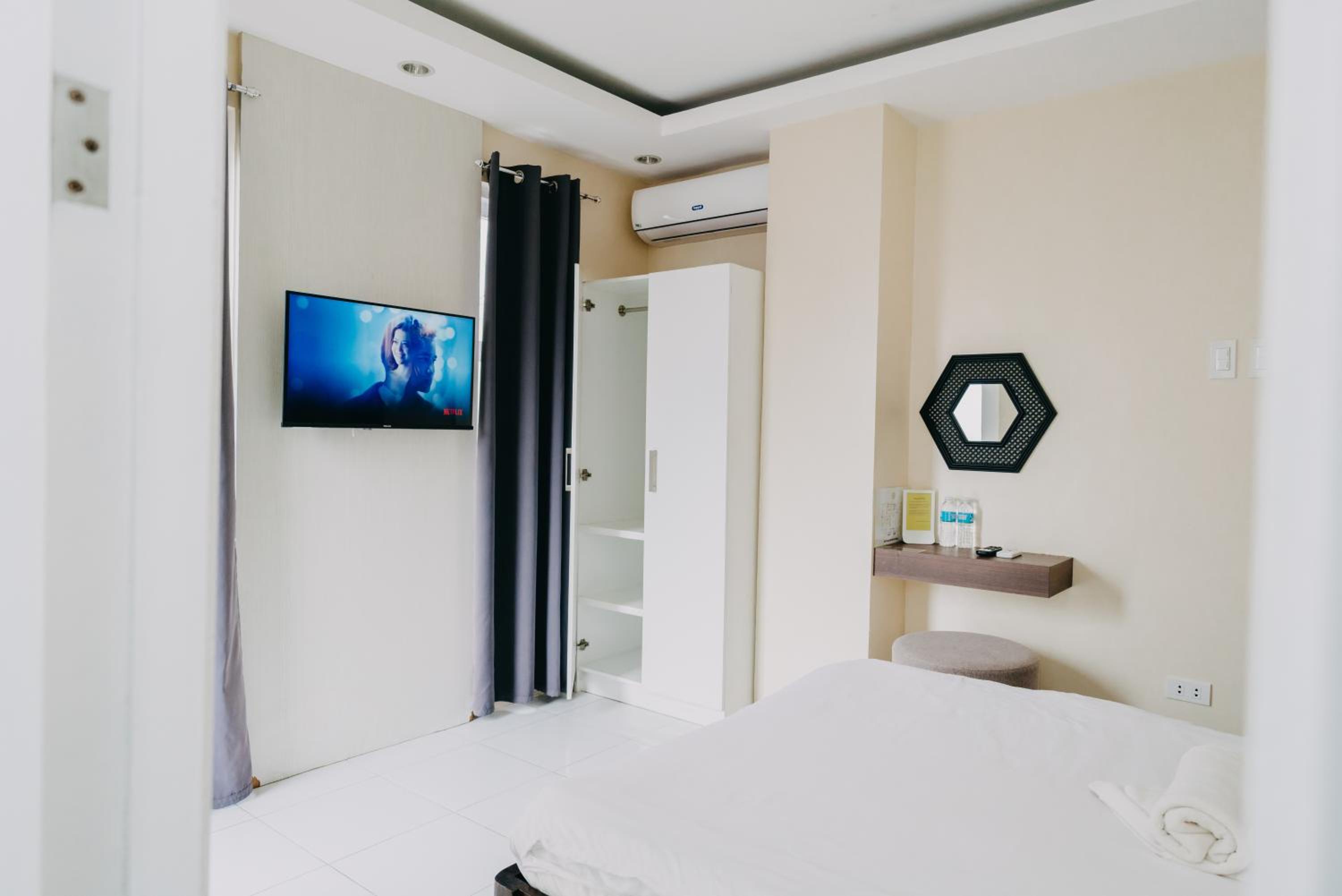 Deluxe Double Room with Balcony - Photo 7