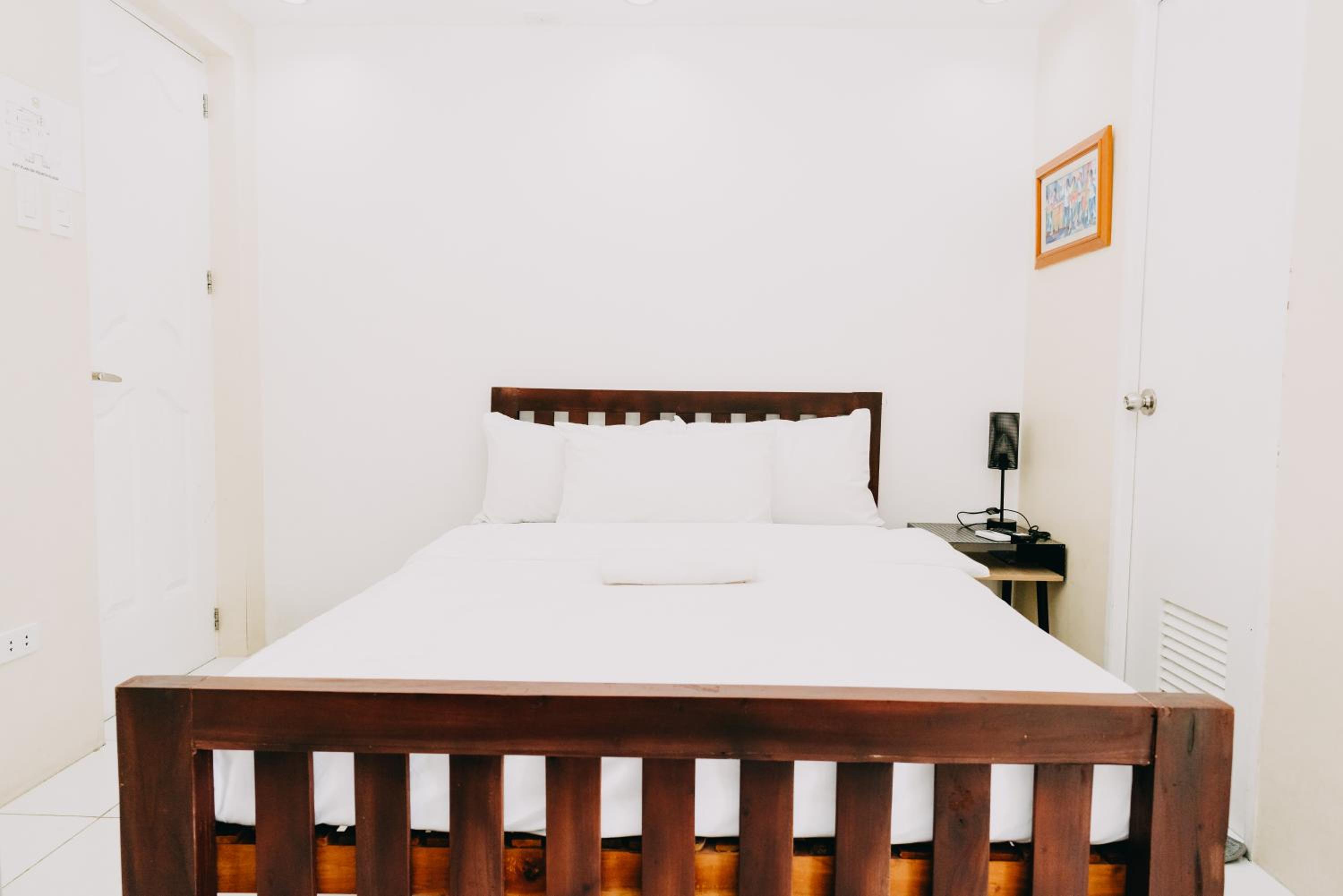 Deluxe Double Room with Balcony - Photo 5