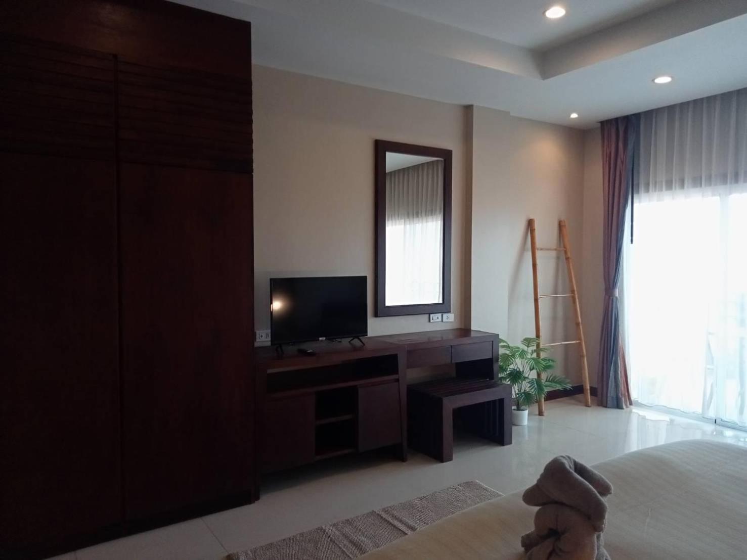 One-Bedroom Apartment with Balcony and Sea View photo 2