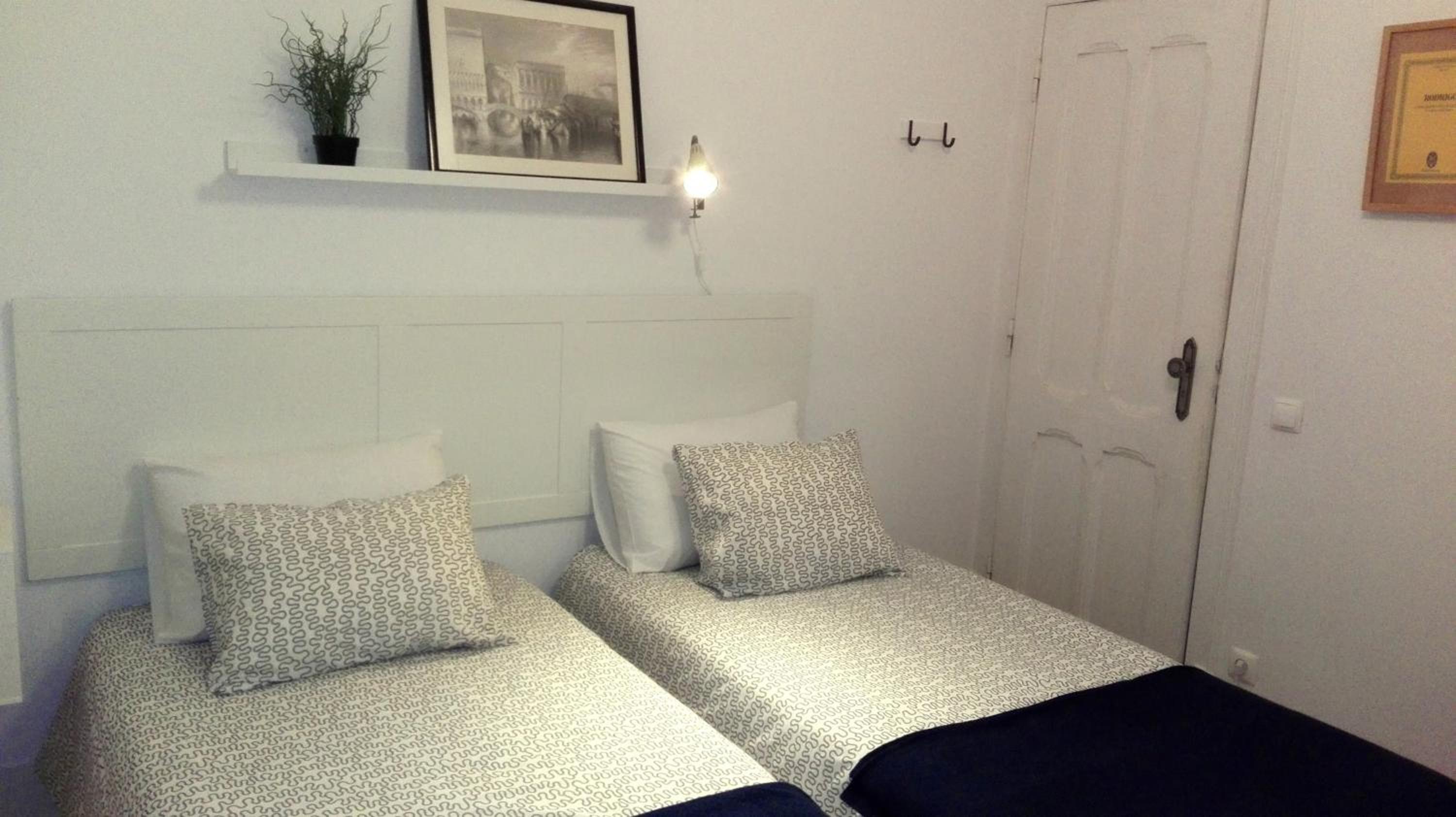 Twin Room with Private External Bathroom photo 3
