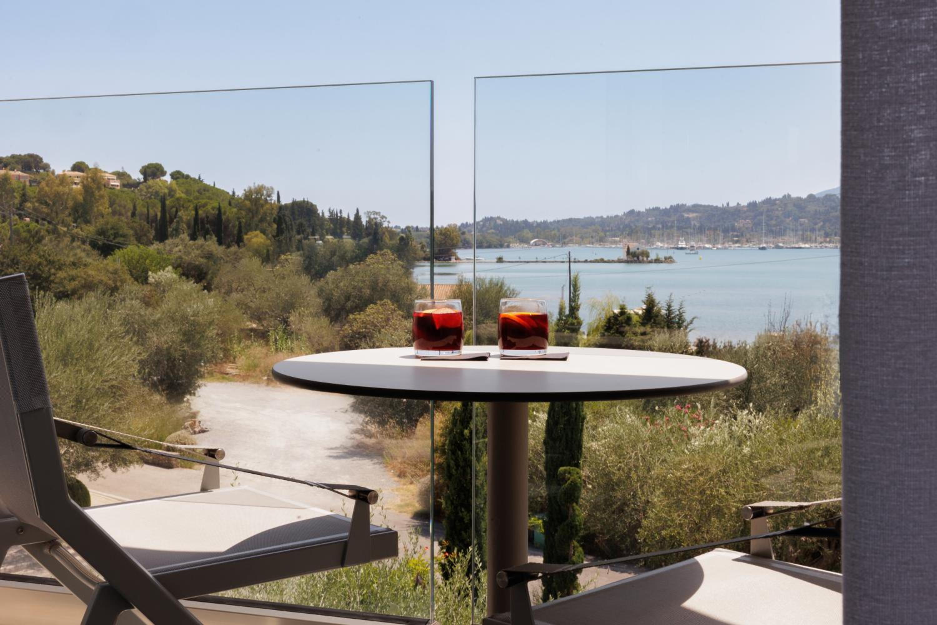 Deluxe Double or Twin Room with Sea View thumbnail 6