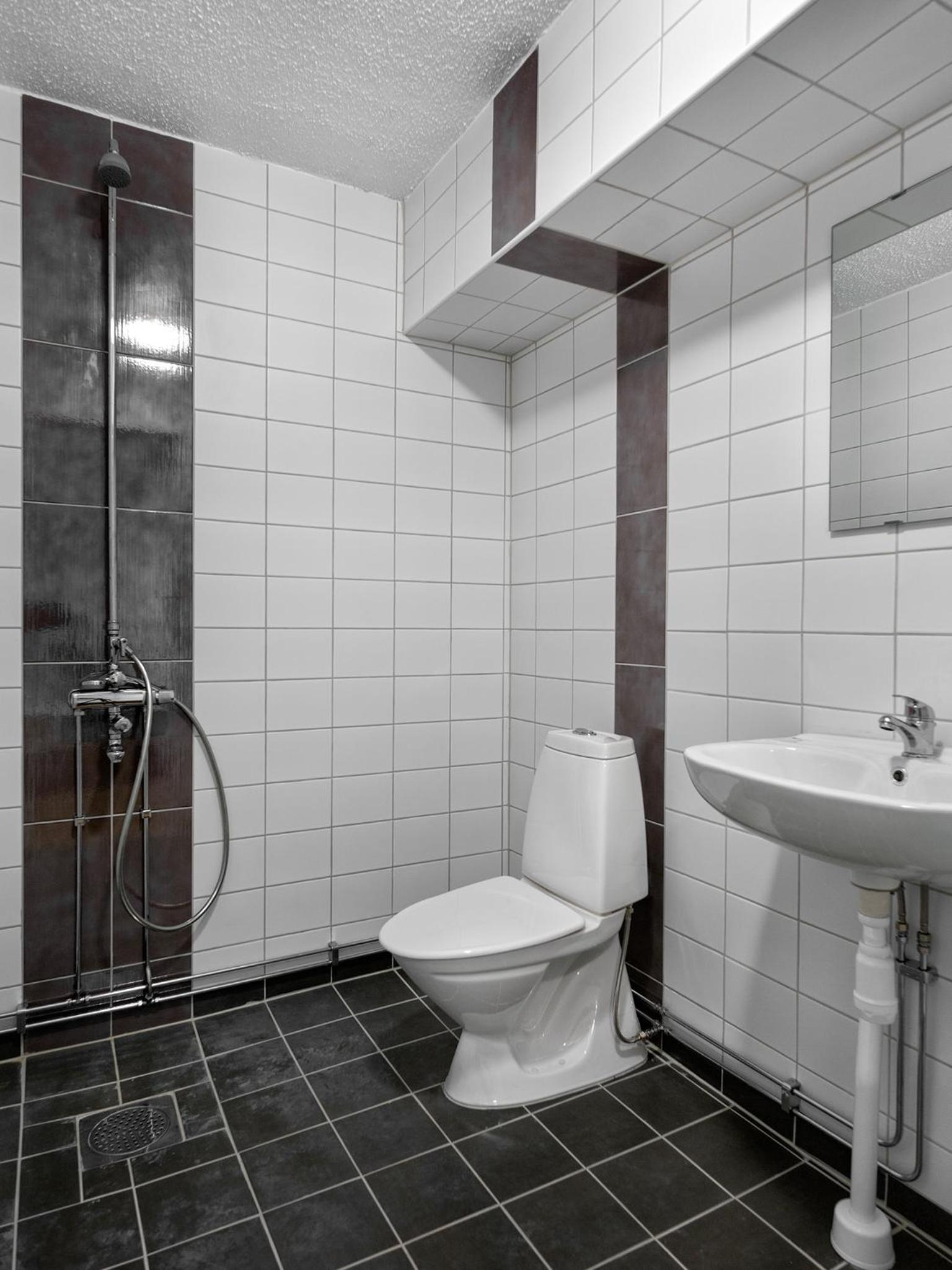 Double or Twin Room with Shower (No window) - Photo 15