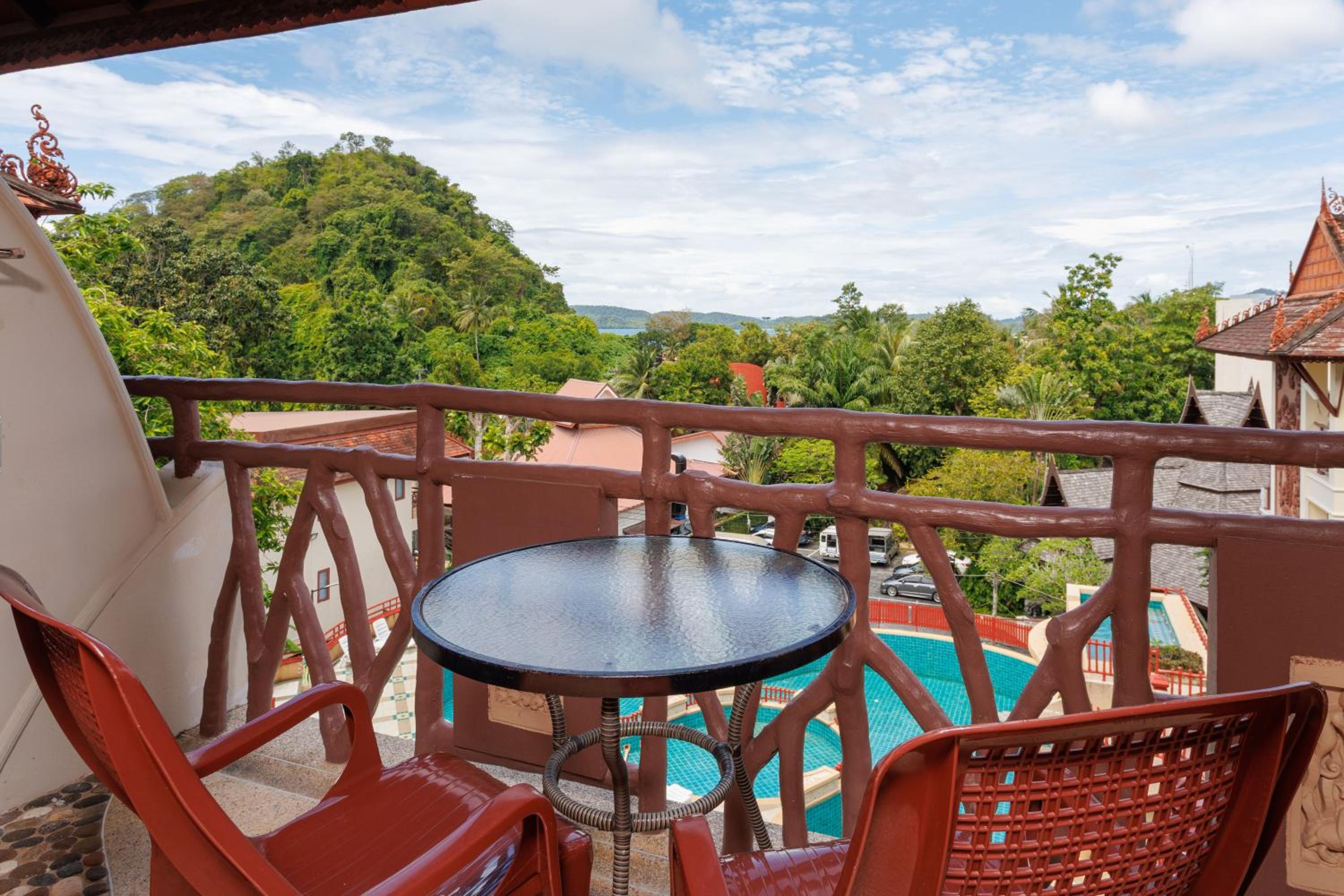 Deluxe Partial Sea View