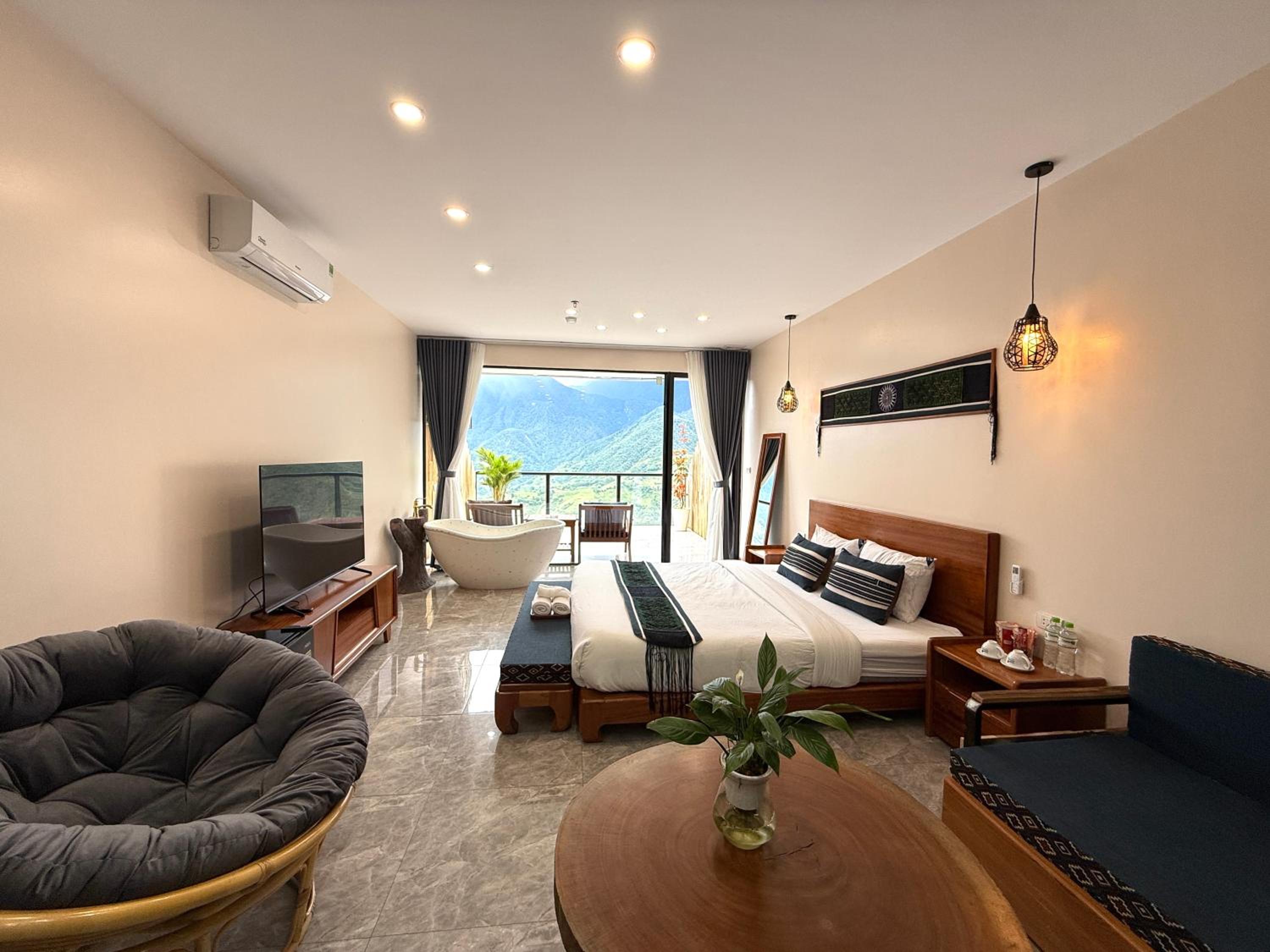 Deluxe Double Room with Balcony photo 2