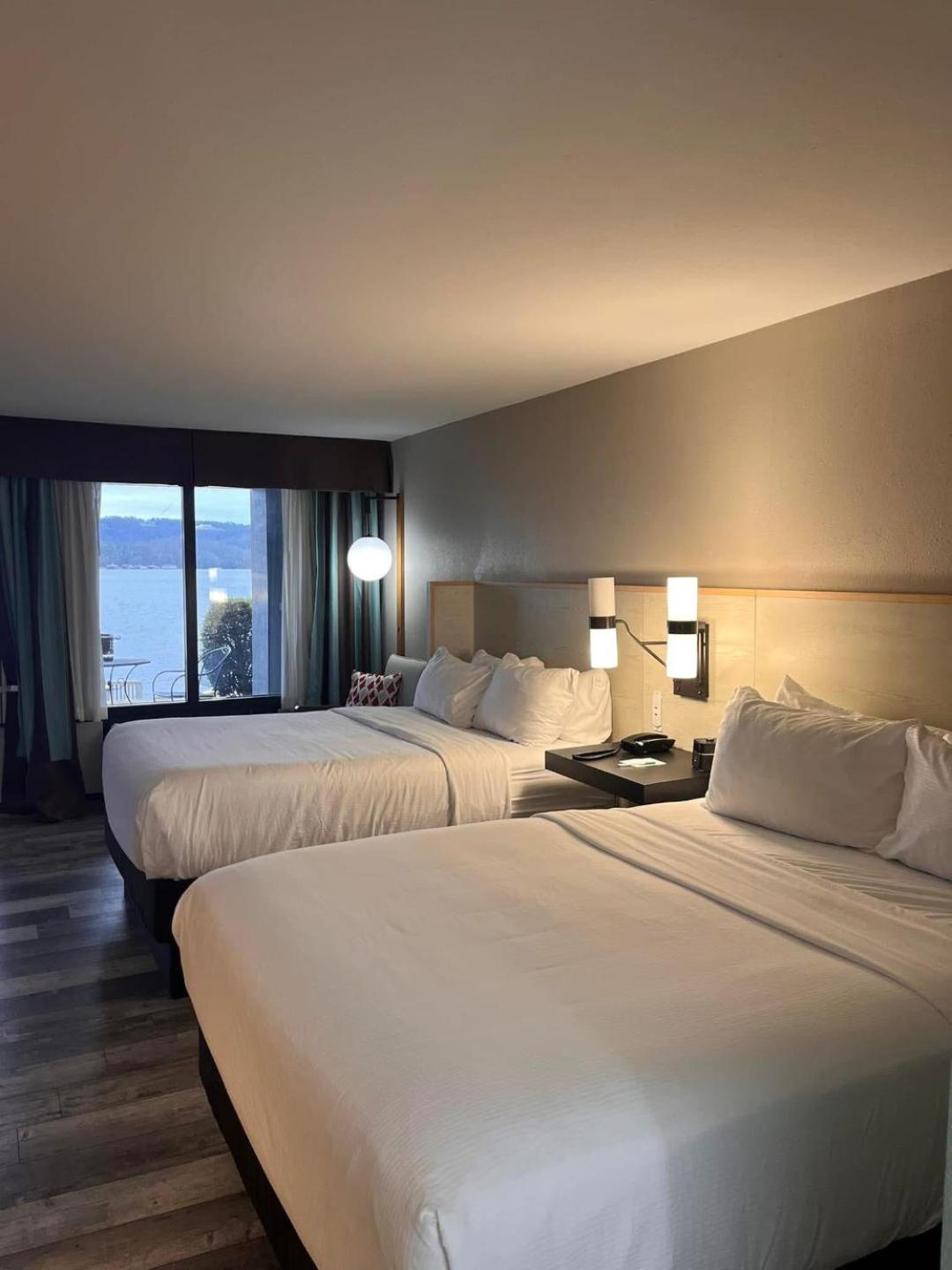 Queen Room - LAKEVIEW
