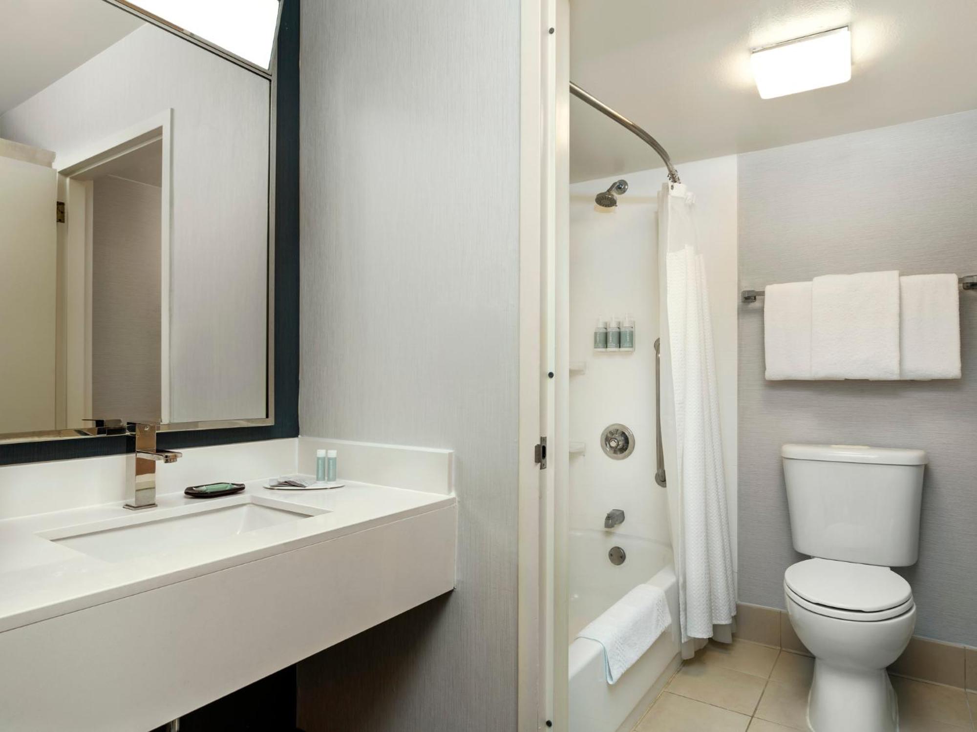 Queen Room with Two Queen Beds and Adapted Tub - Mobility and Hearing Accessible - Photo 4