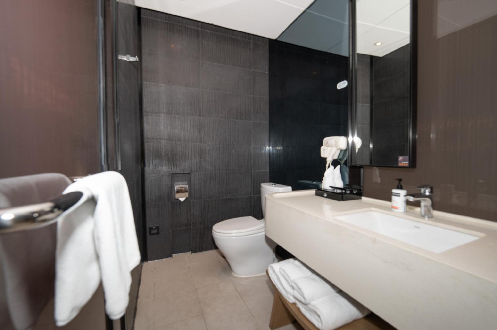Standard Double Room with Two Double Beds thumbnail 6
