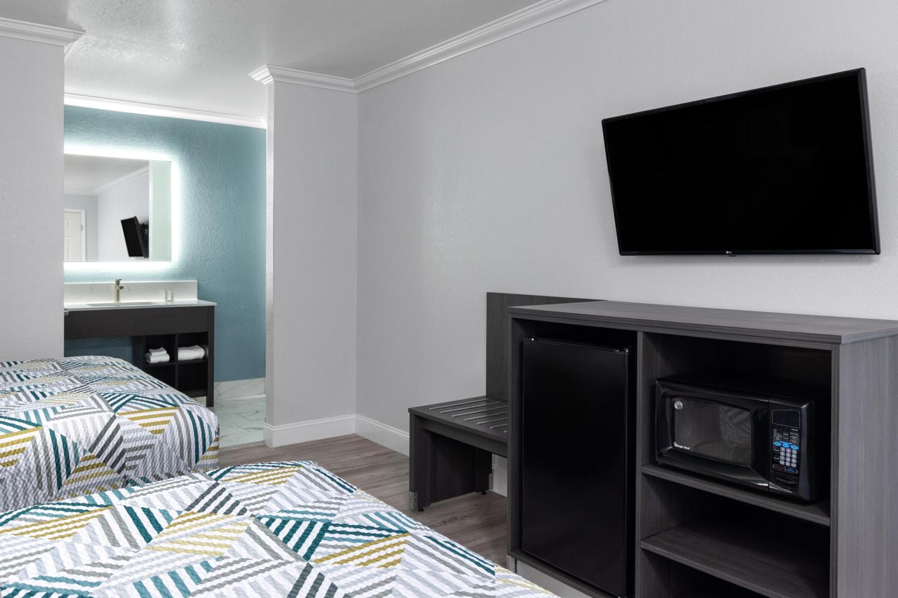 2 Queen Beds - Photo 1