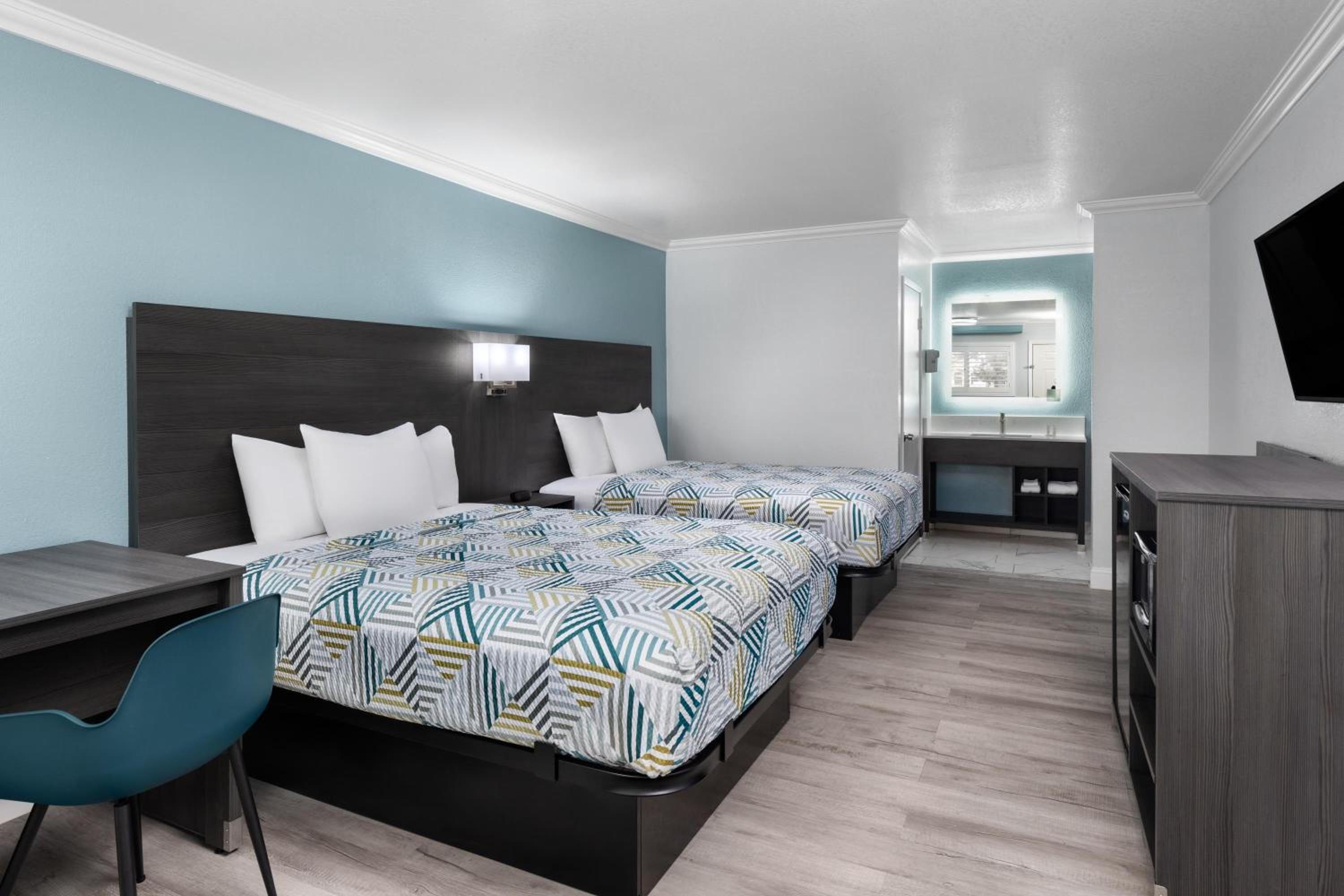 2 Queen Beds - Photo 2