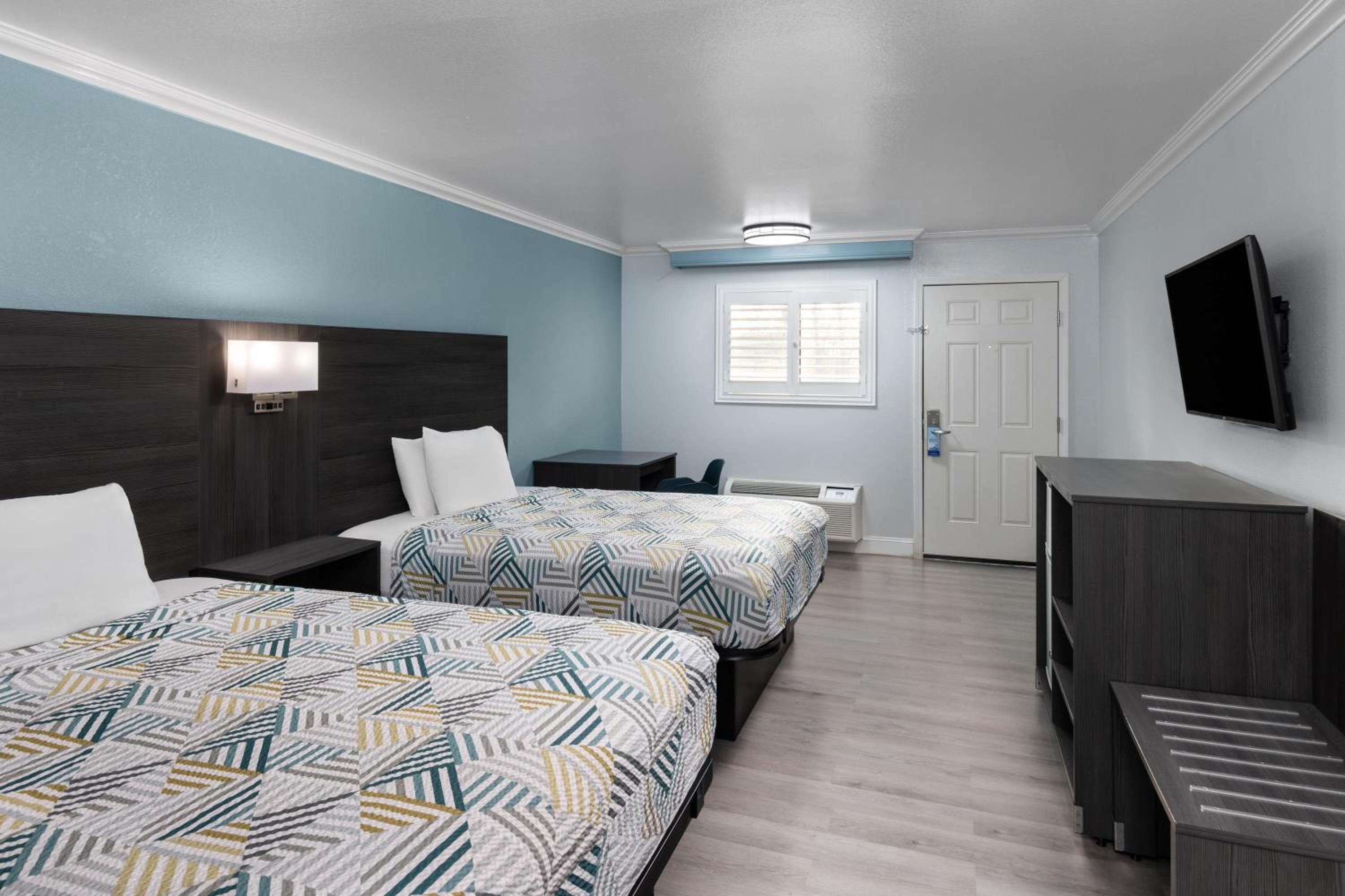 2 Queen Beds - Photo 4