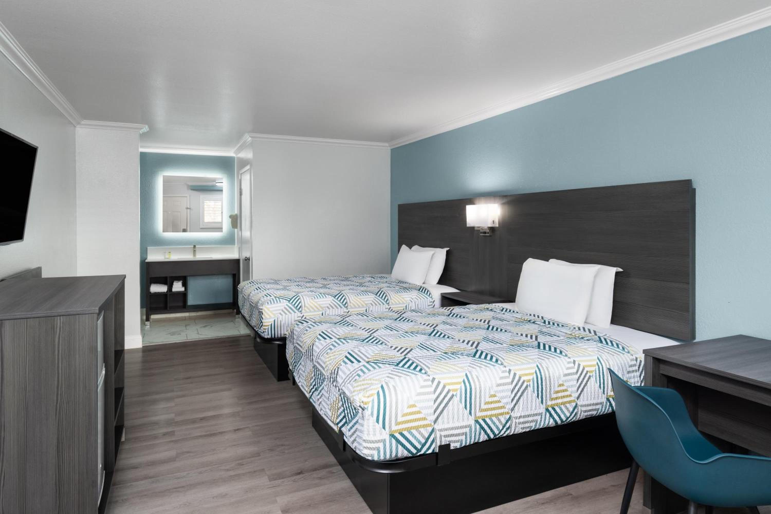 2 Queen Beds - Photo 3