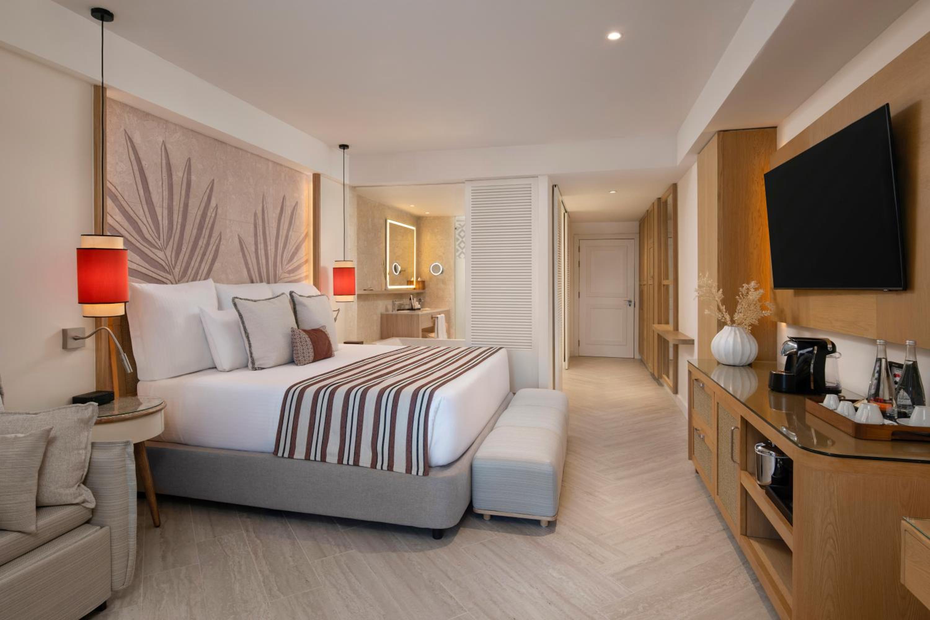 Junior Suite Swimout King Bed