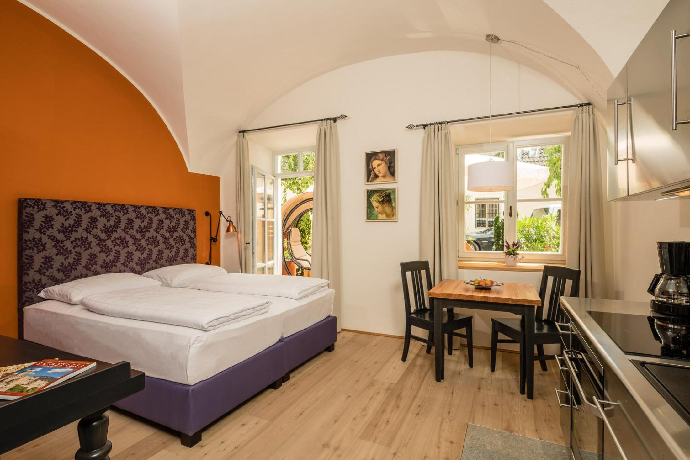 Studio Apartment - Photo 1
