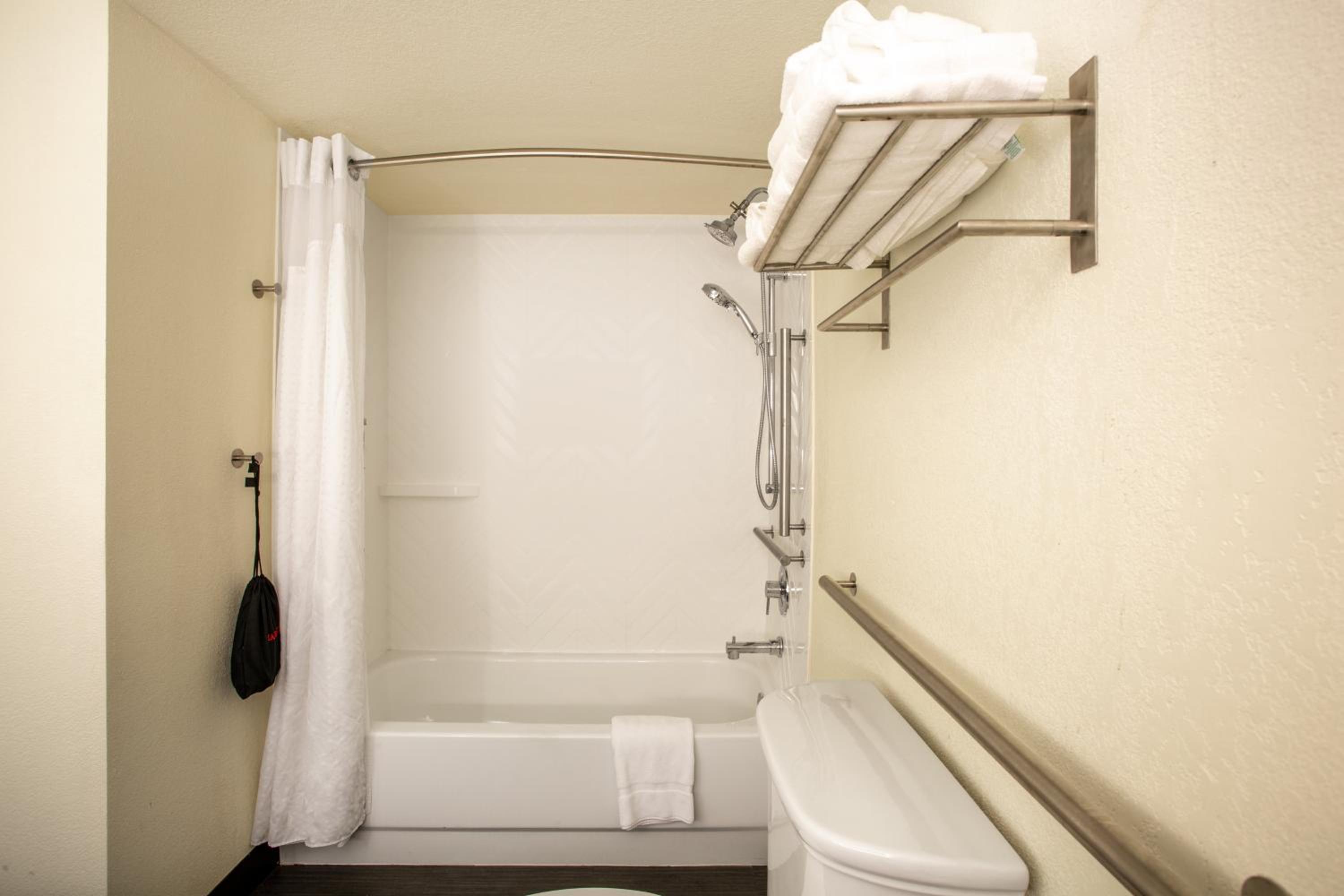 Standard Queen Room with Two Queen Beds and Tub - Mobility/Communications Accessible - Photo 1