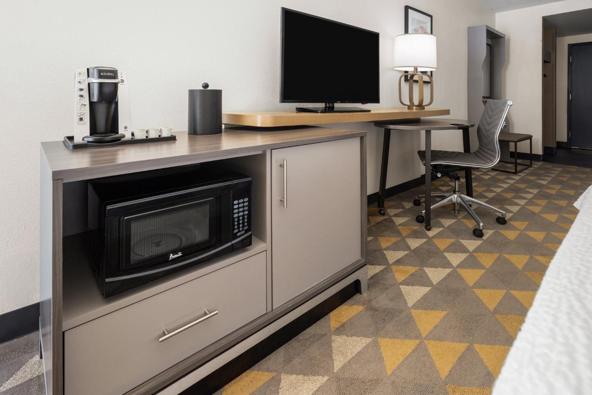 Standard King Room - Communications Accessible - Photo 6