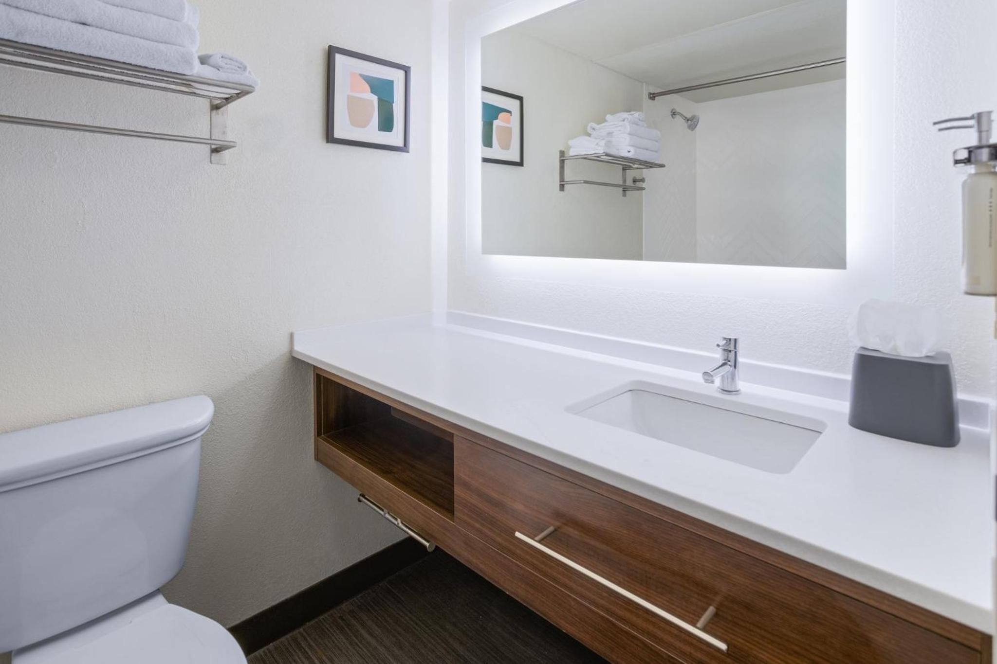 Standard King Room - Communications Accessible - Photo 4