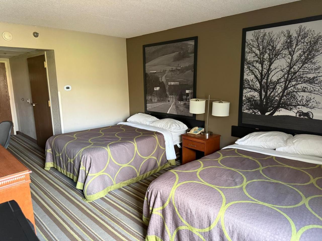 Queen Room with Two Queen Beds - Non-Smoking - Photo 2
