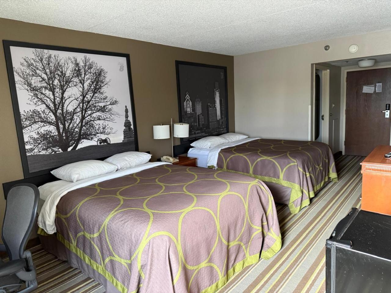 Queen Room with Two Queen Beds - Non-Smoking - Photo 3
