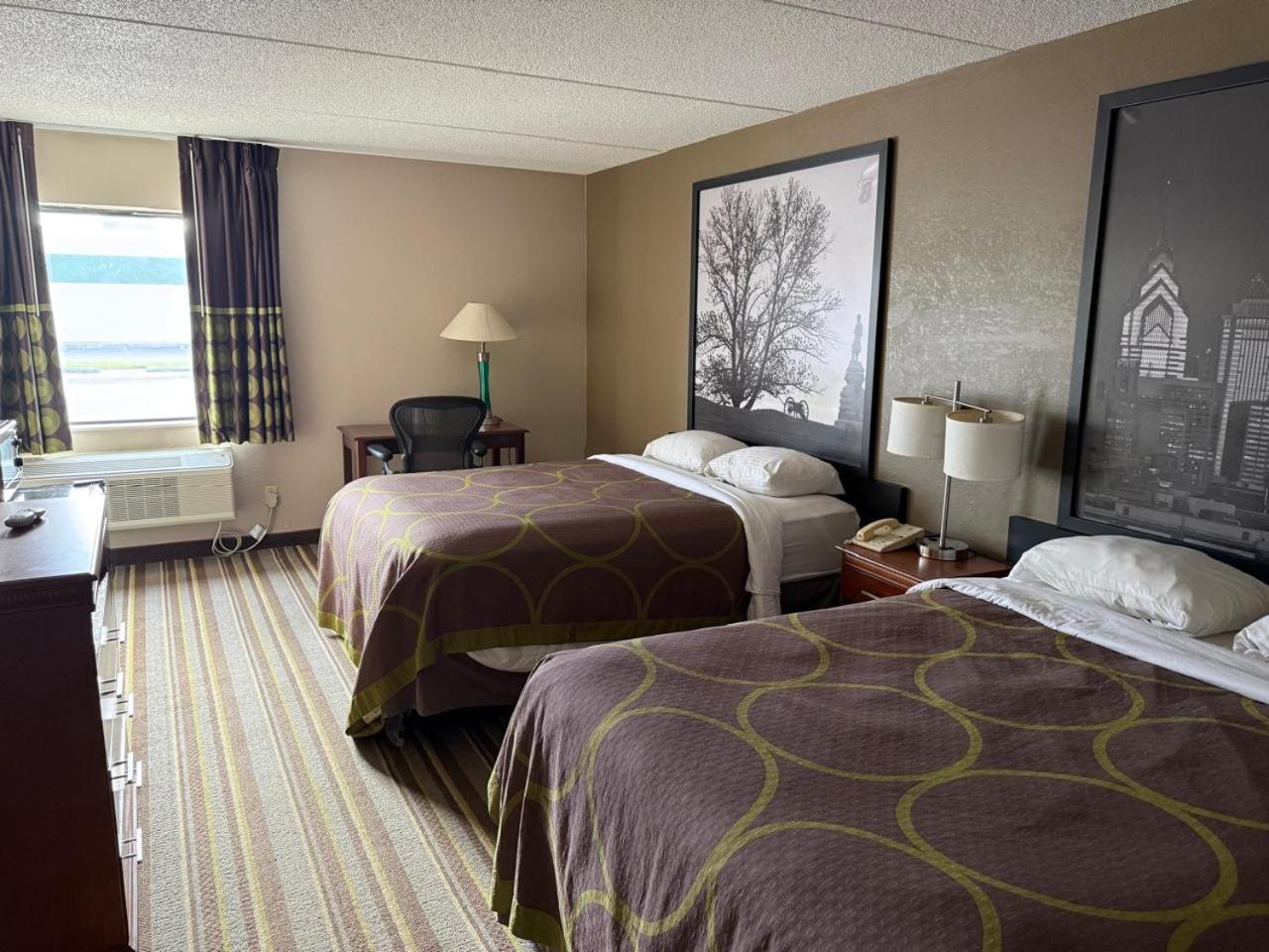 Queen Room with Two Queen Beds - Non-Smoking - Photo 4